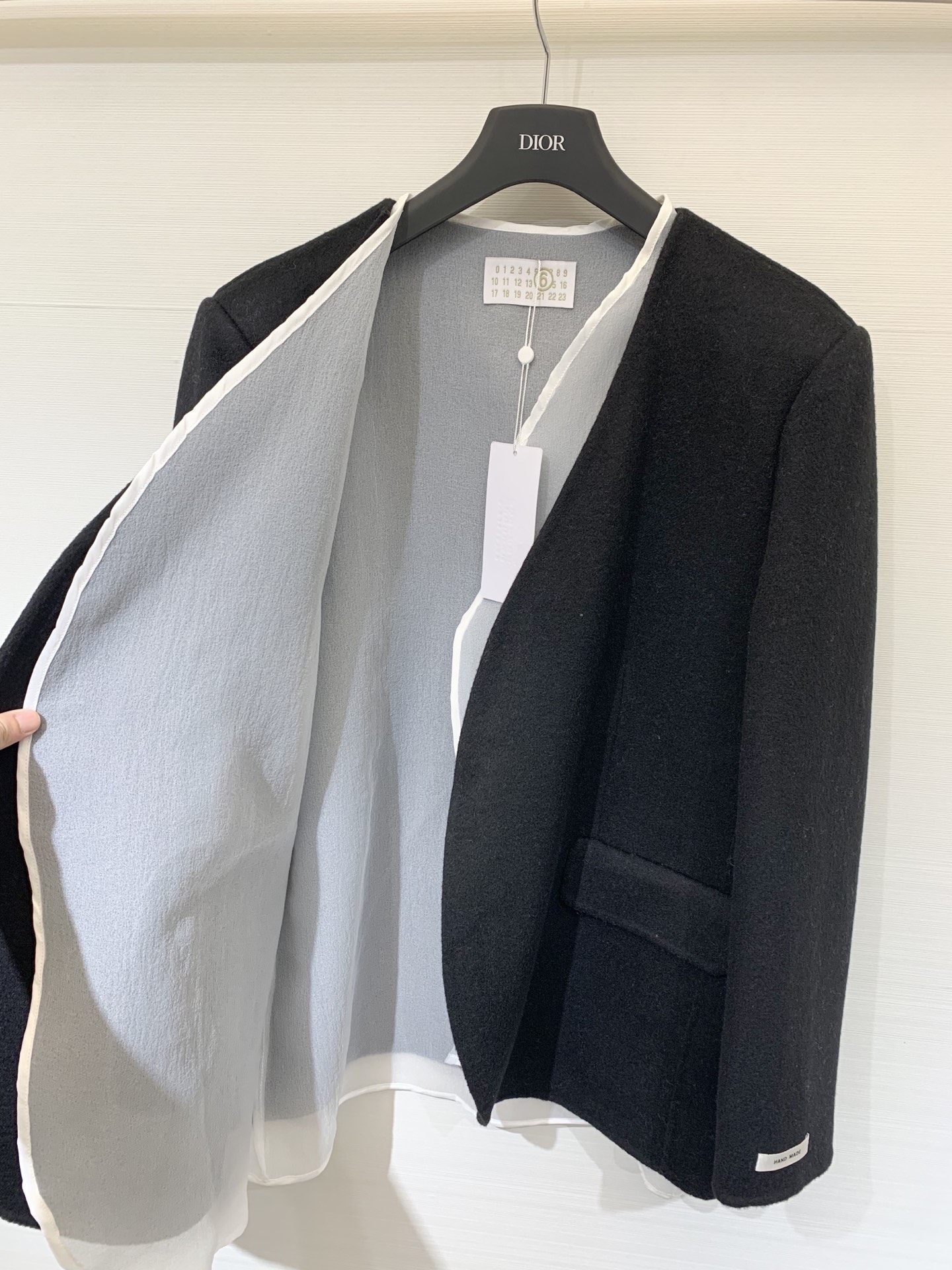 MM6 25秋冬新款 两件套双面羊绒无领外套 10%羊绒面料不用多说 上身保暖又舒适 配仿麻肌理感里衬罩