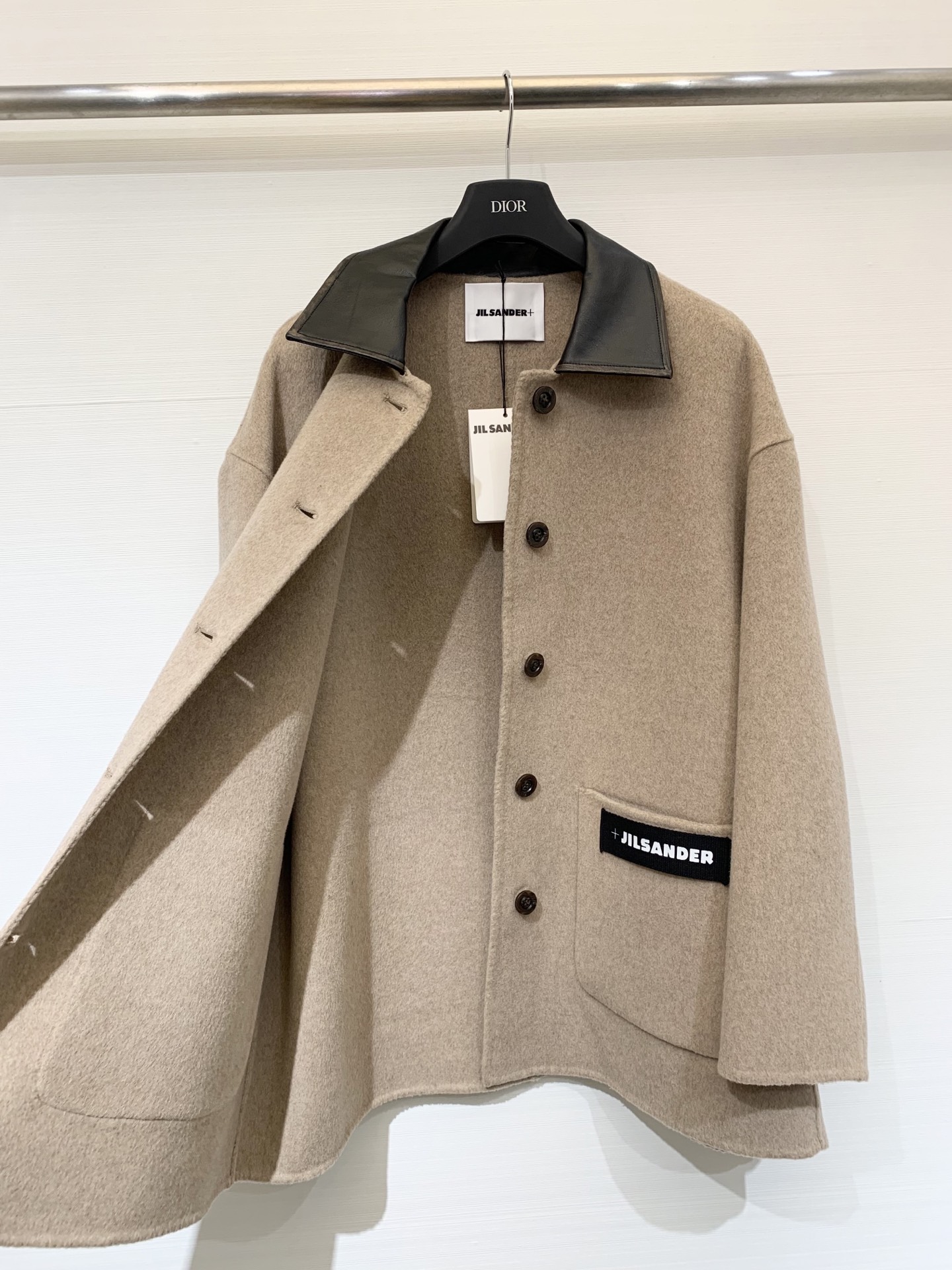 JILSANDER 25秋冬新款 🤎做旧皮领双面羊毛大衣 中长款版型 采用绵羊毛、桑蚕丝和驼绒混纺面料 