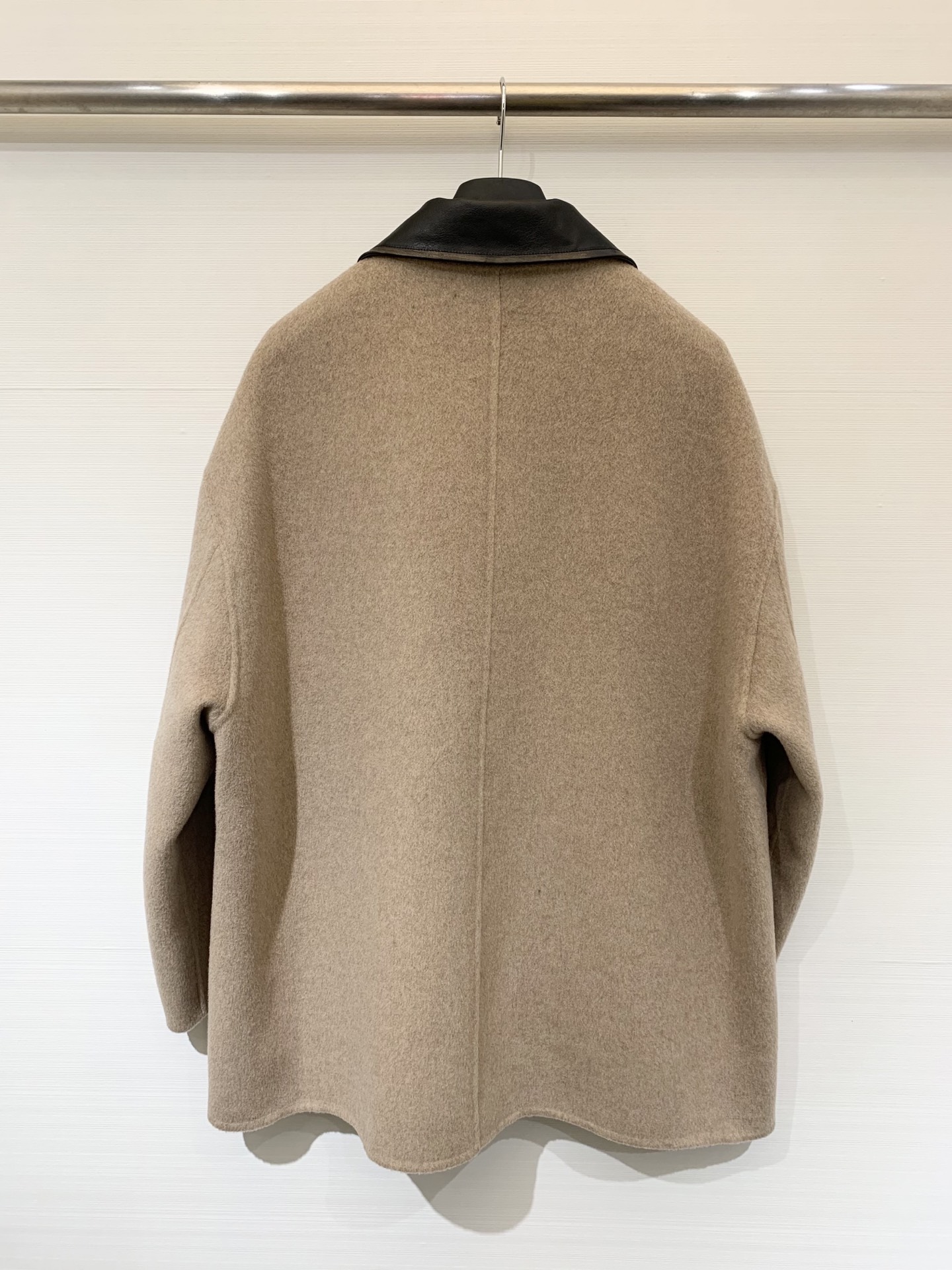 JILSANDER 25秋冬新款 🤎做旧皮领双面羊毛大衣 中长款版型 采用绵羊毛、桑蚕丝和驼绒混纺面料 