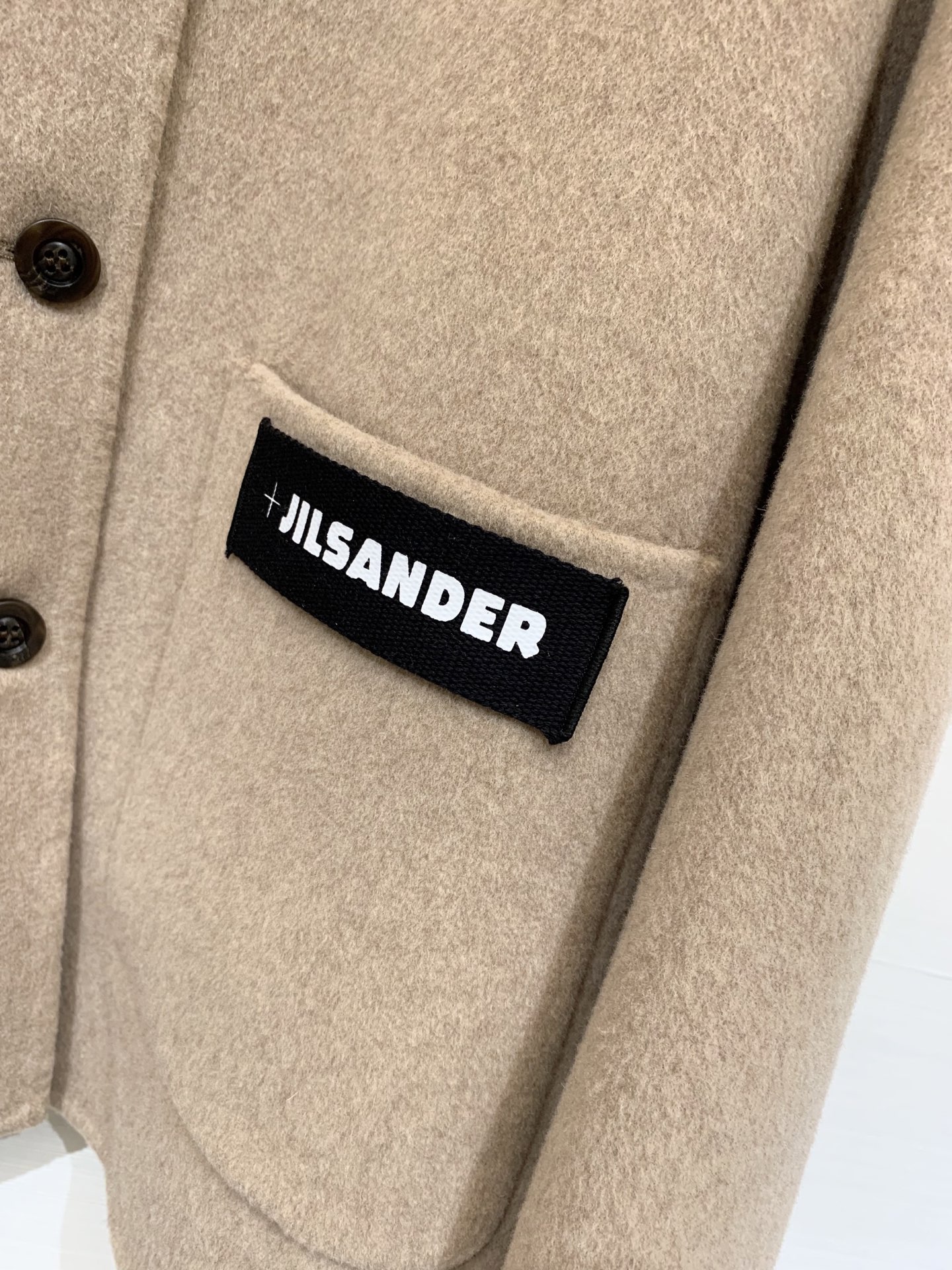 JILSANDER 25秋冬新款 🤎做旧皮领双面羊毛大衣 中长款版型 采用绵羊毛、桑蚕丝和驼绒混纺面料 