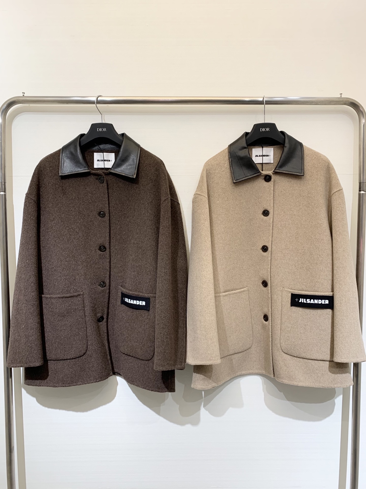 JILSANDER 25秋冬新款 🤎做旧皮领双面羊毛大衣 中长款版型 采用绵羊毛、桑蚕丝和驼绒混纺面料 