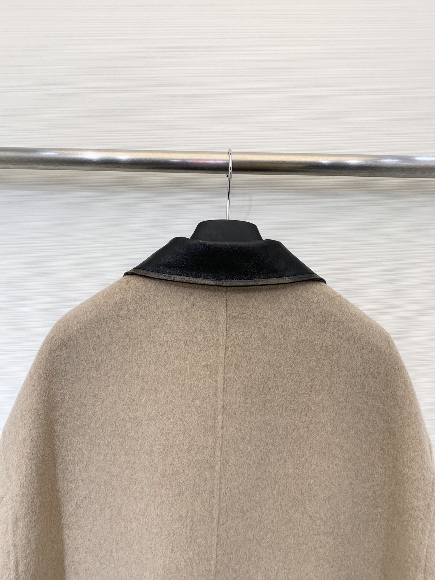 JILSANDER 25秋冬新款 🤎做旧皮领双面羊毛大衣 中长款版型 采用绵羊毛、桑蚕丝和驼绒混纺面料 