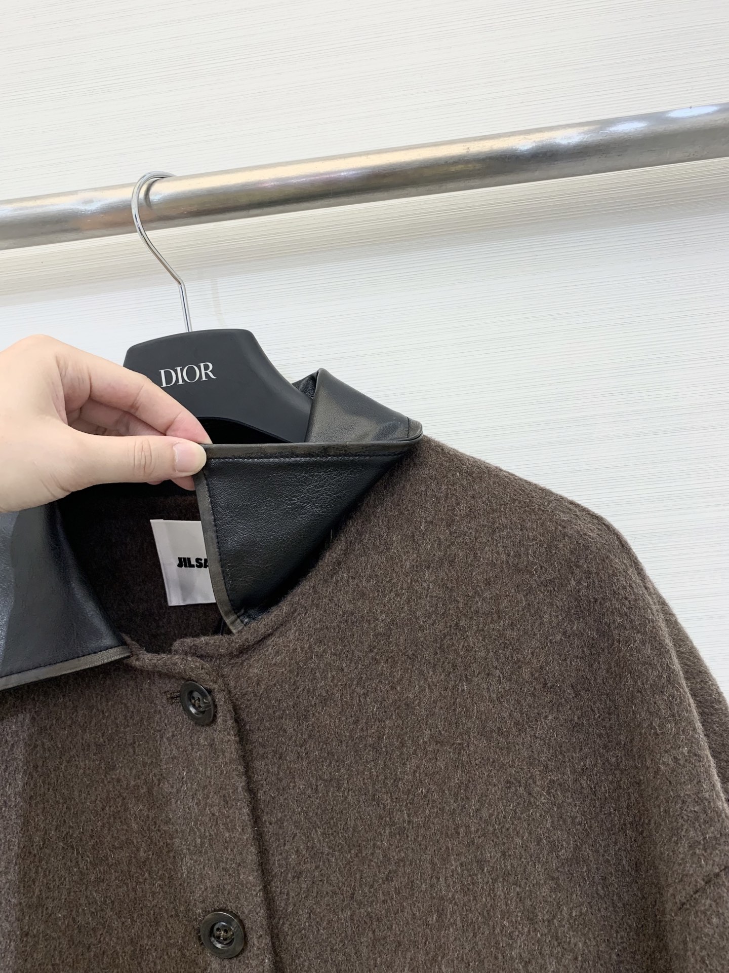 JILSANDER 25秋冬新款 🤎做旧皮领双面羊毛大衣 中长款版型 采用绵羊毛、桑蚕丝和驼绒混纺面料 