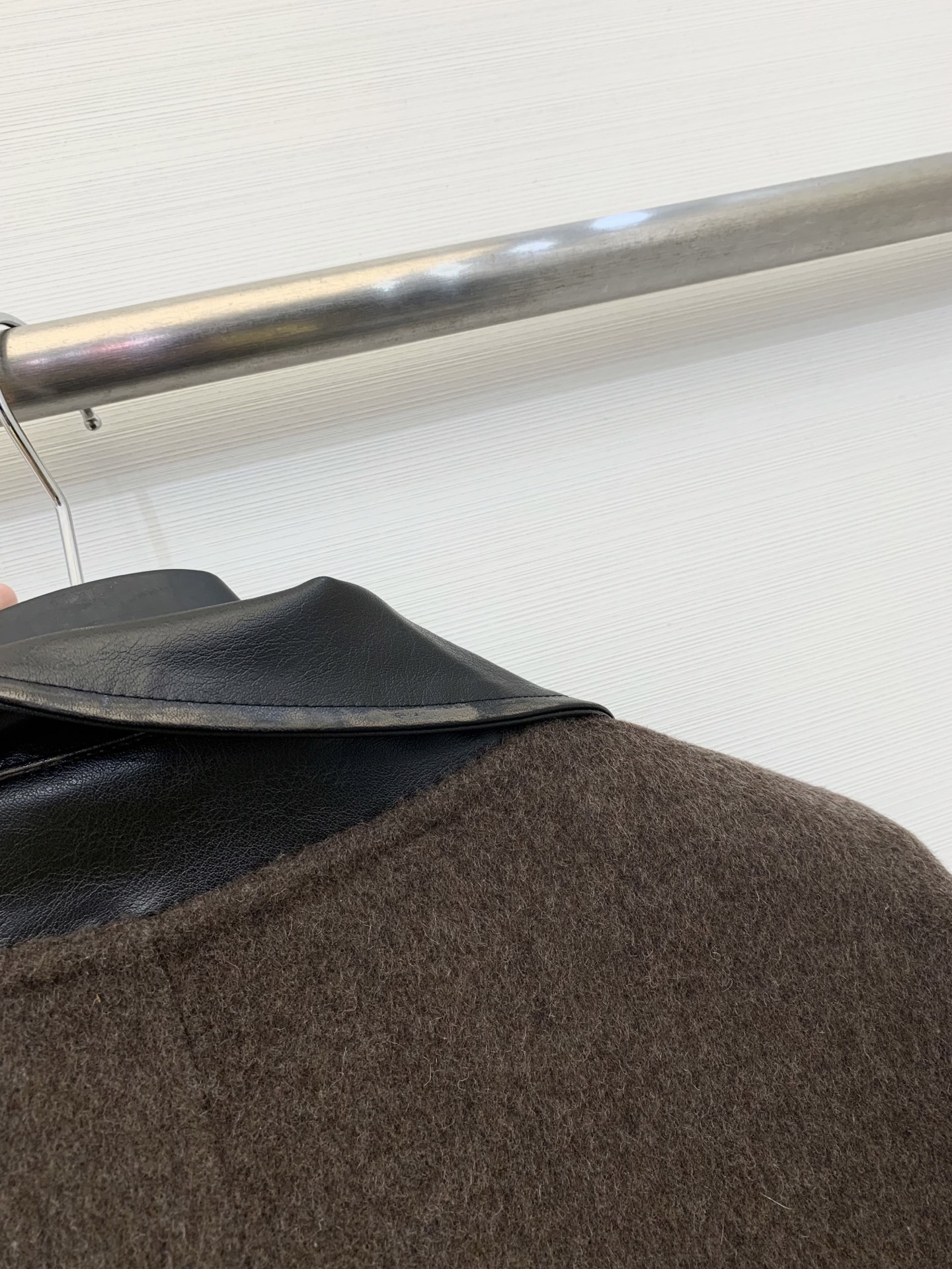 JILSANDER 25秋冬新款 🤎做旧皮领双面羊毛大衣 中长款版型 采用绵羊毛、桑蚕丝和驼绒混纺面料 