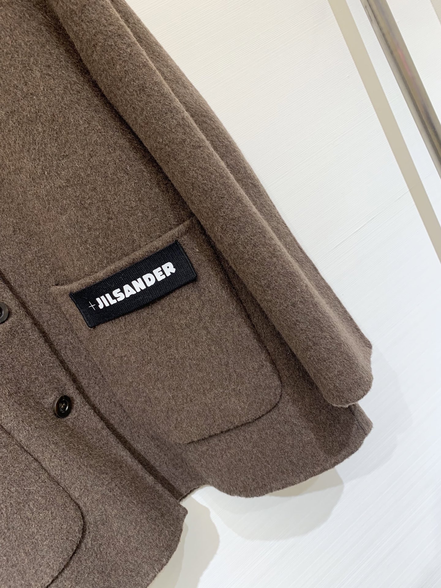 JILSANDER 25秋冬新款 🤎做旧皮领双面羊毛大衣 中长款版型 采用绵羊毛、桑蚕丝和驼绒混纺面料 