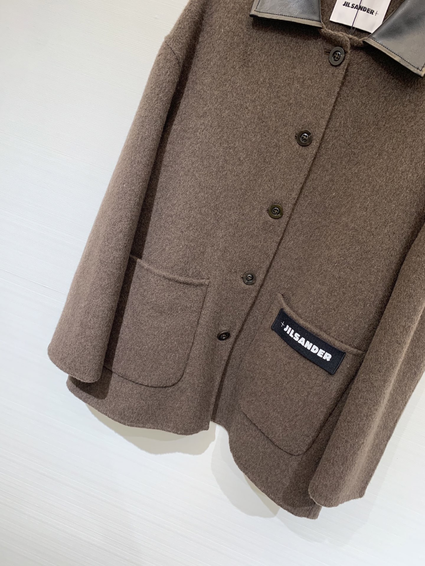 JILSANDER 25秋冬新款 🤎做旧皮领双面羊毛大衣 中长款版型 采用绵羊毛、桑蚕丝和驼绒混纺面料 