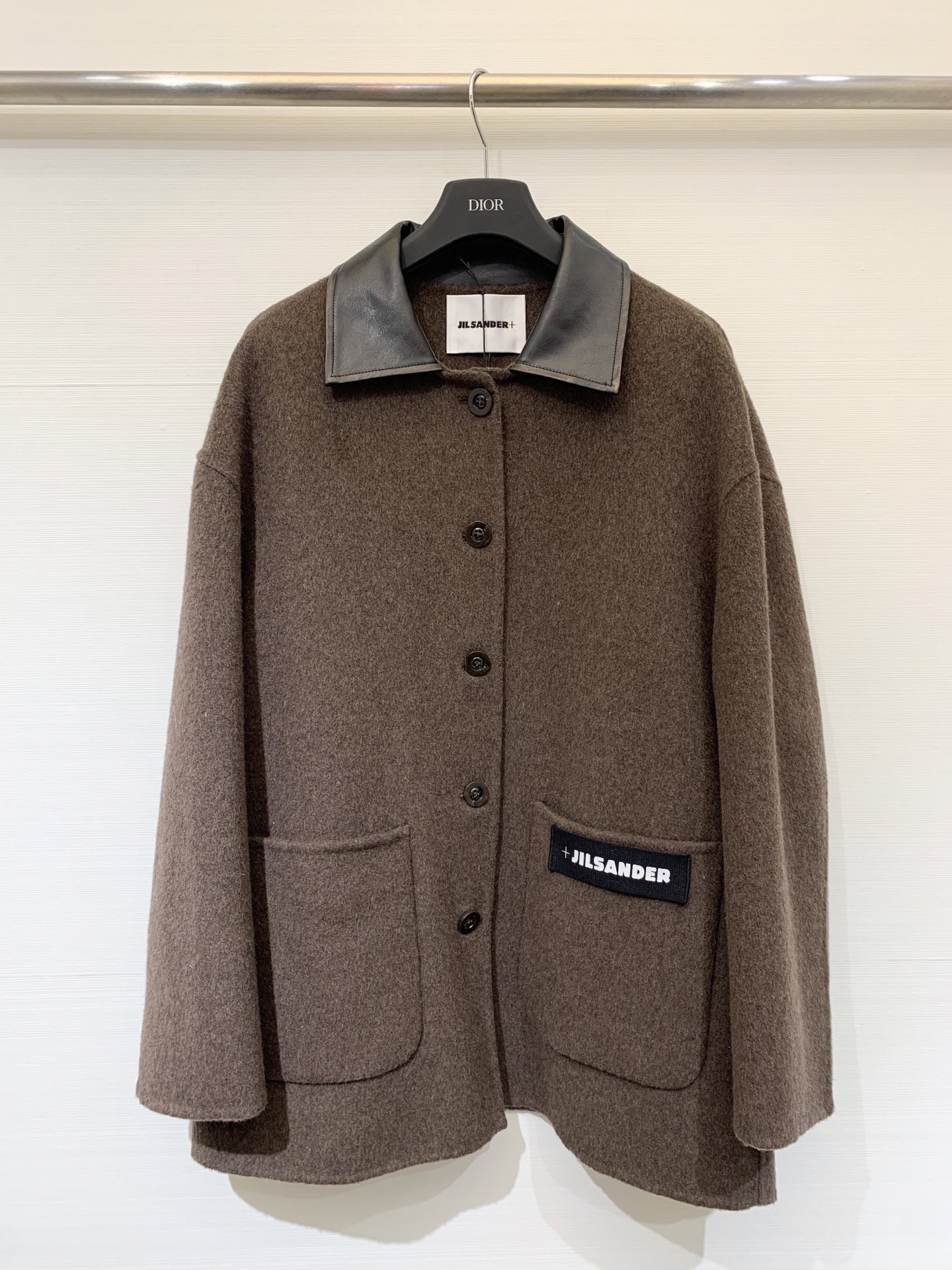 NO:489517,With dust bag JILSANDER 25 autumn and winter new style, old leather collar double-sided wool coat, medium-length style, made of wool, mulberry silk and camel velvet blended fabric, old leather collar splicing process, pocket embellishment LOGO is very conspicuous, explosive product, camel color, dark brown, code sml, jil sander, alexander wang19860909配防尘袋JILSANDER 25秋冬新款 做旧皮领双面羊毛大衣 中长款版型 采用绵羊毛、桑蚕丝和驼绒混纺面料 做旧皮领拼接工艺 口袋点缀LOGO非常显眼 爆单品 驼色 深咖色 码数sml,,jil sander,alexander wang,Women's clothing