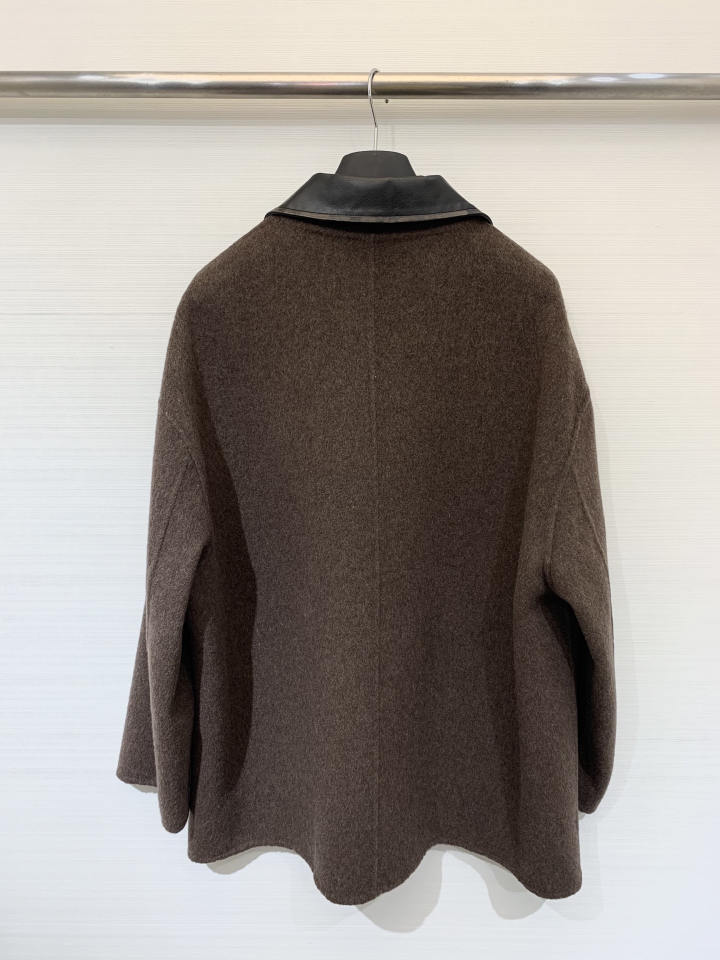 JILSANDER 25秋冬新款 🤎做旧皮领双面羊毛大衣 中长款版型 采用绵羊毛、桑蚕丝和驼绒混纺面料 