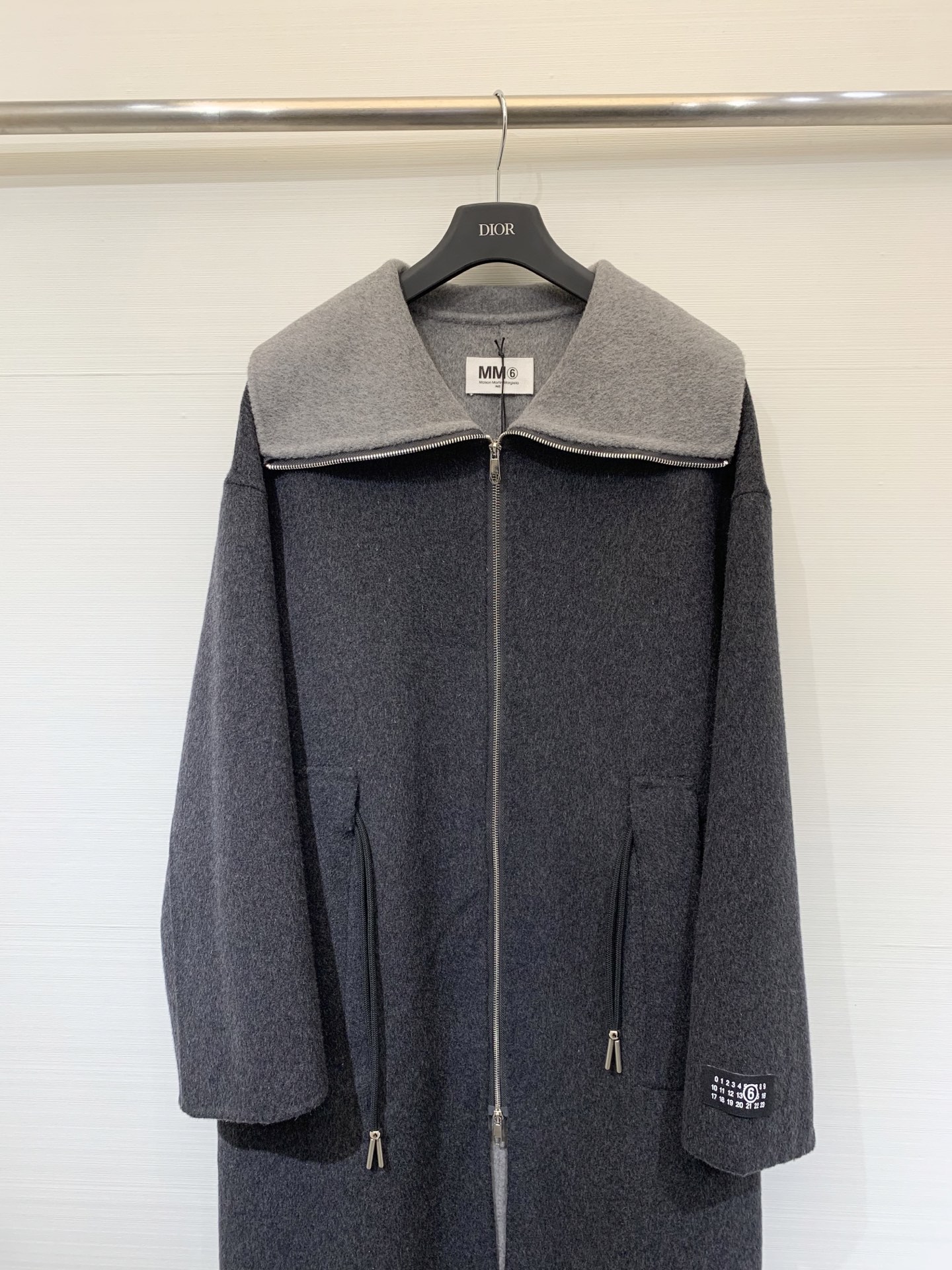 MM6 25秋冬🆕爆款 黑标系列 双色收腰羊绒大衣 10%羊绒的面料 超级丝滑柔软保暖 自带收腰腰绳设计