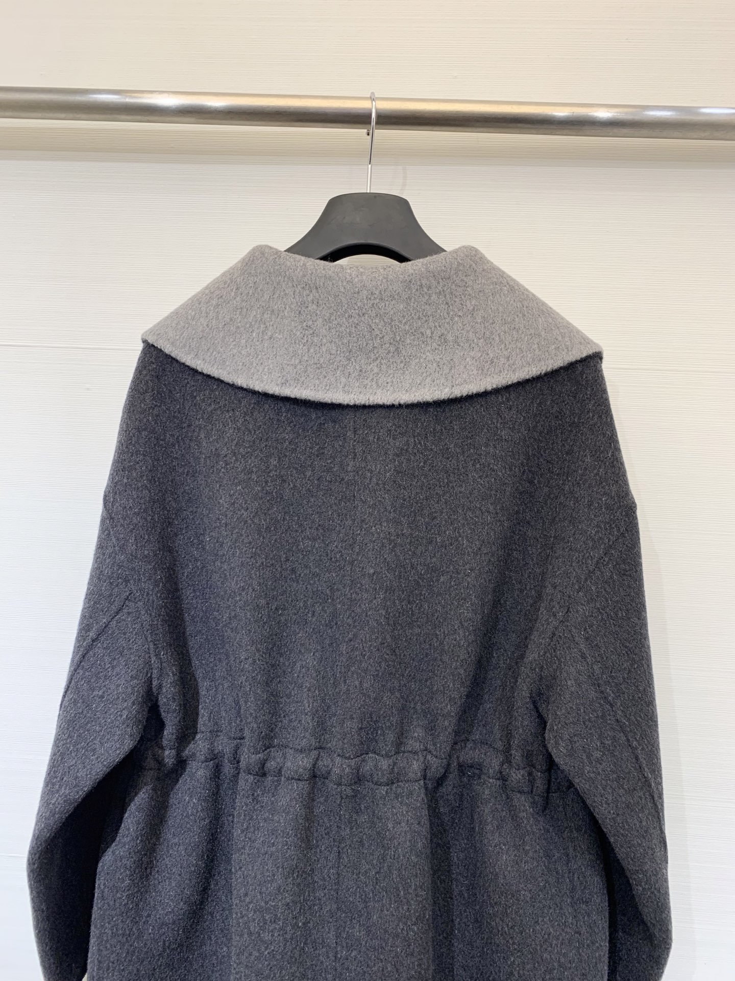 MM6 25秋冬🆕爆款 黑标系列 双色收腰羊绒大衣 10%羊绒的面料 超级丝滑柔软保暖 自带收腰腰绳设计