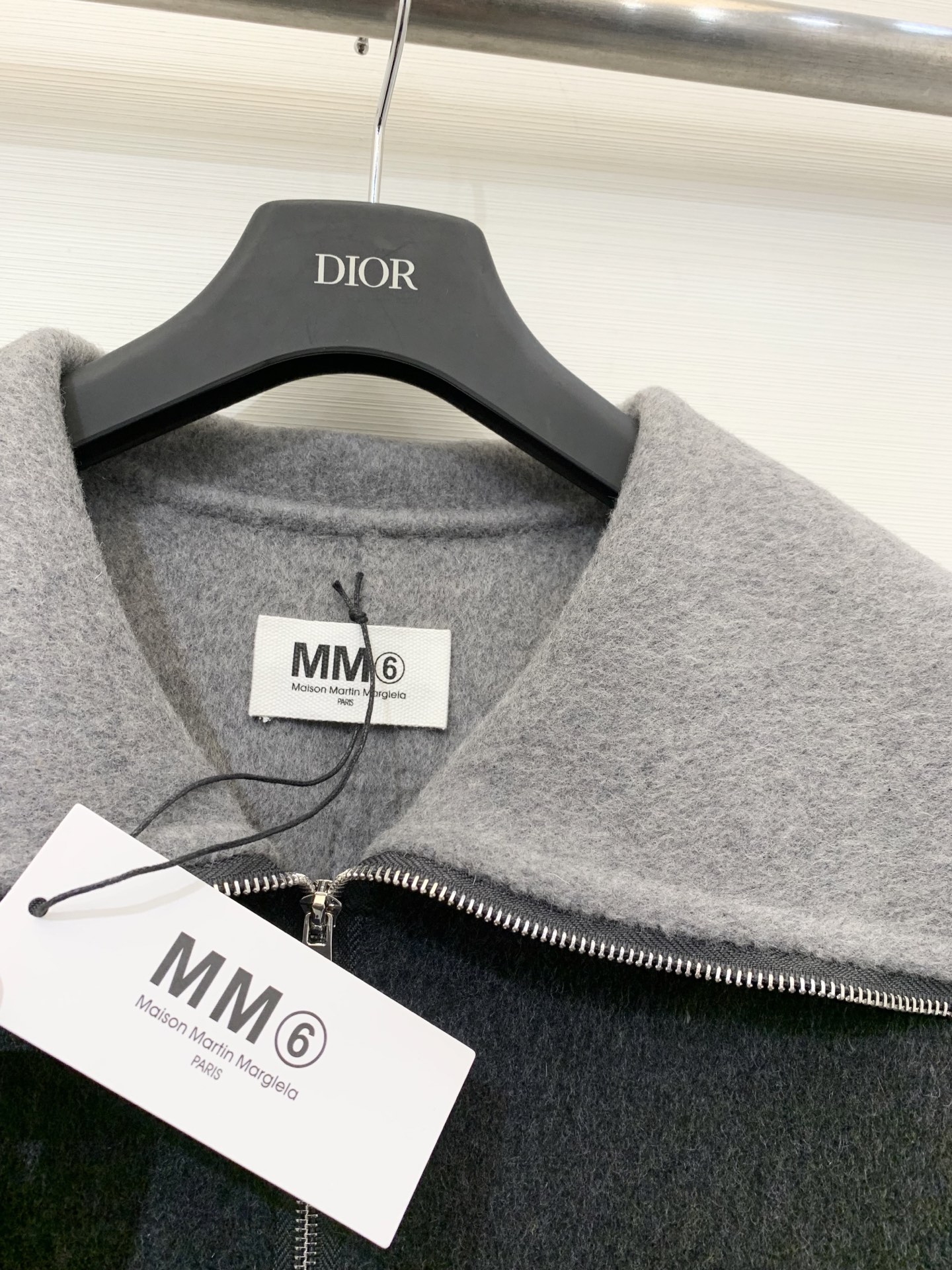 MM6 25秋冬🆕爆款 黑标系列 双色收腰羊绒大衣 10%羊绒的面料 超级丝滑柔软保暖 自带收腰腰绳设计