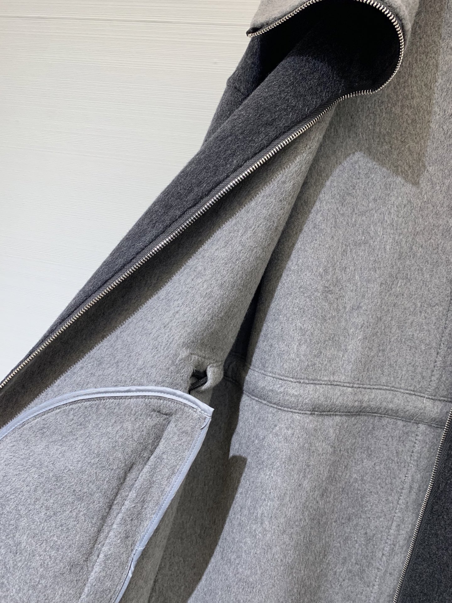 MM6 25秋冬🆕爆款 黑标系列 双色收腰羊绒大衣 10%羊绒的面料 超级丝滑柔软保暖 自带收腰腰绳设计