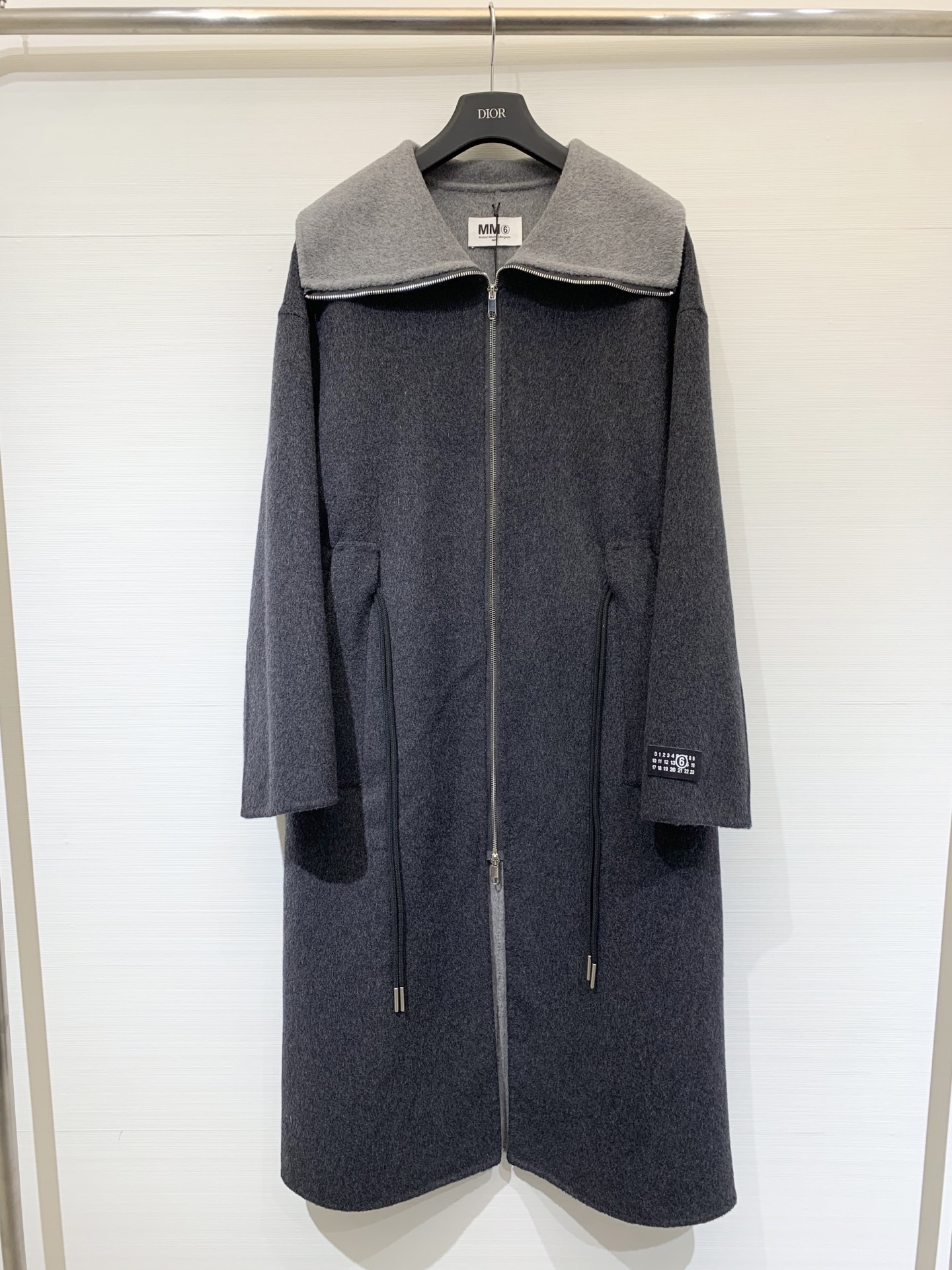 MM6 25秋冬🆕爆款 黑标系列 双色收腰羊绒大衣 10%羊绒的面料 超级丝滑柔软保暖 自带收腰腰绳设计