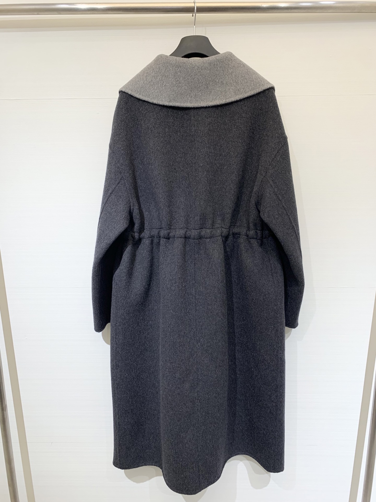 MM6 25秋冬🆕爆款 黑标系列 双色收腰羊绒大衣 10%羊绒的面料 超级丝滑柔软保暖 自带收腰腰绳设计