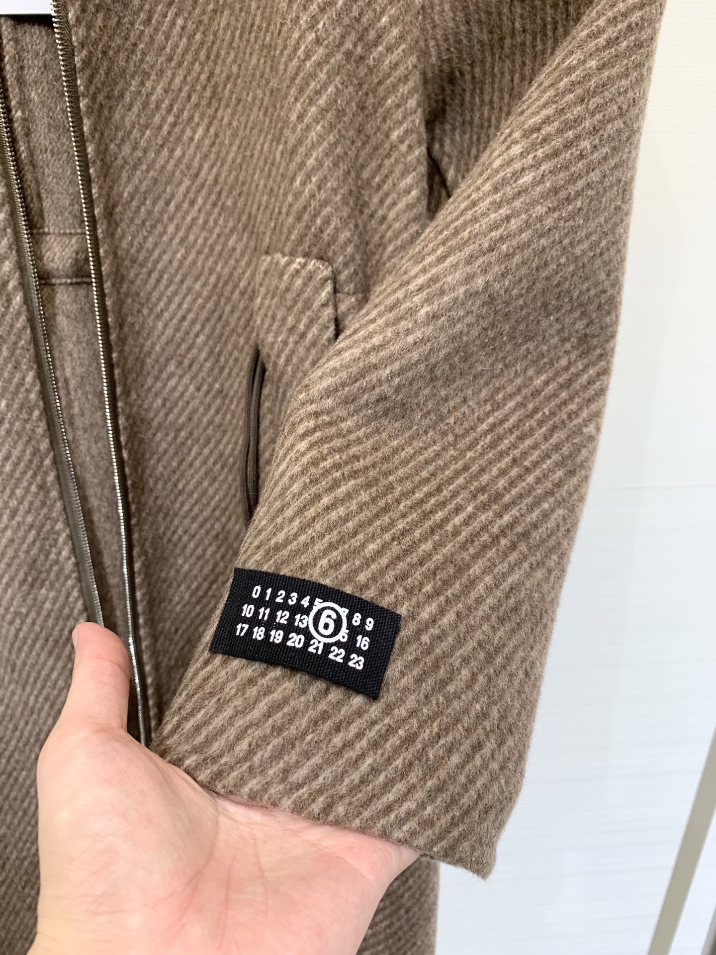 MM6 25秋冬🆕爆款 黑标系列 双色收腰羊绒大衣 10%羊绒的面料 超级丝滑柔软保暖 自带收腰腰绳设计