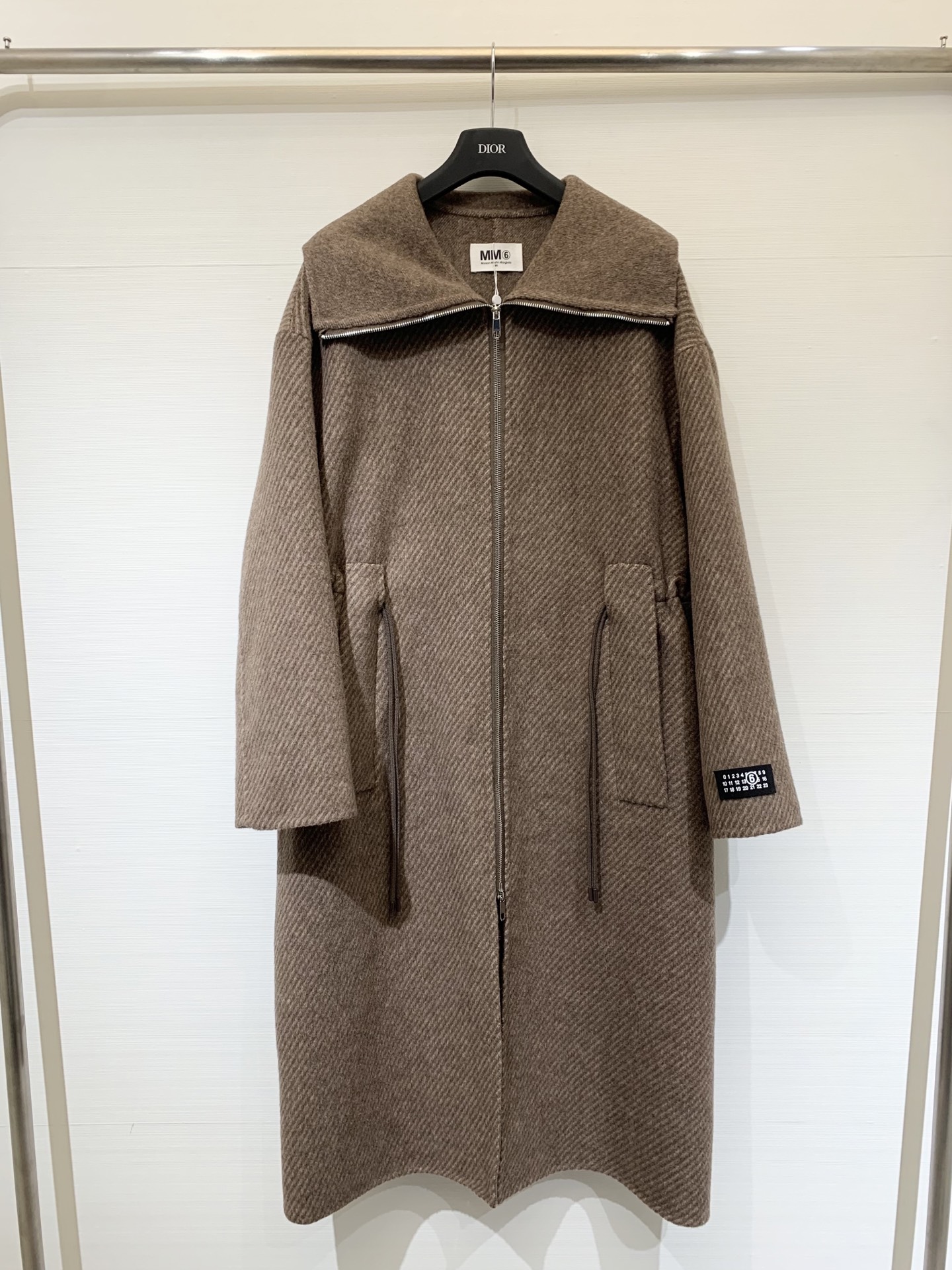 MM6 25秋冬🆕爆款 黑标系列 双色收腰羊绒大衣 10%羊绒的面料 超级丝滑柔软保暖 自带收腰腰绳设计