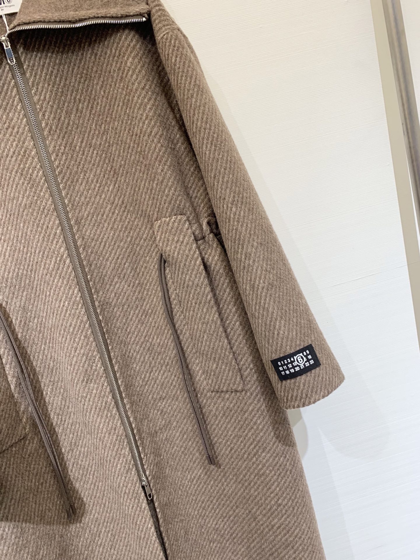 MM6 25秋冬🆕爆款 黑标系列 双色收腰羊绒大衣 10%羊绒的面料 超级丝滑柔软保暖 自带收腰腰绳设计