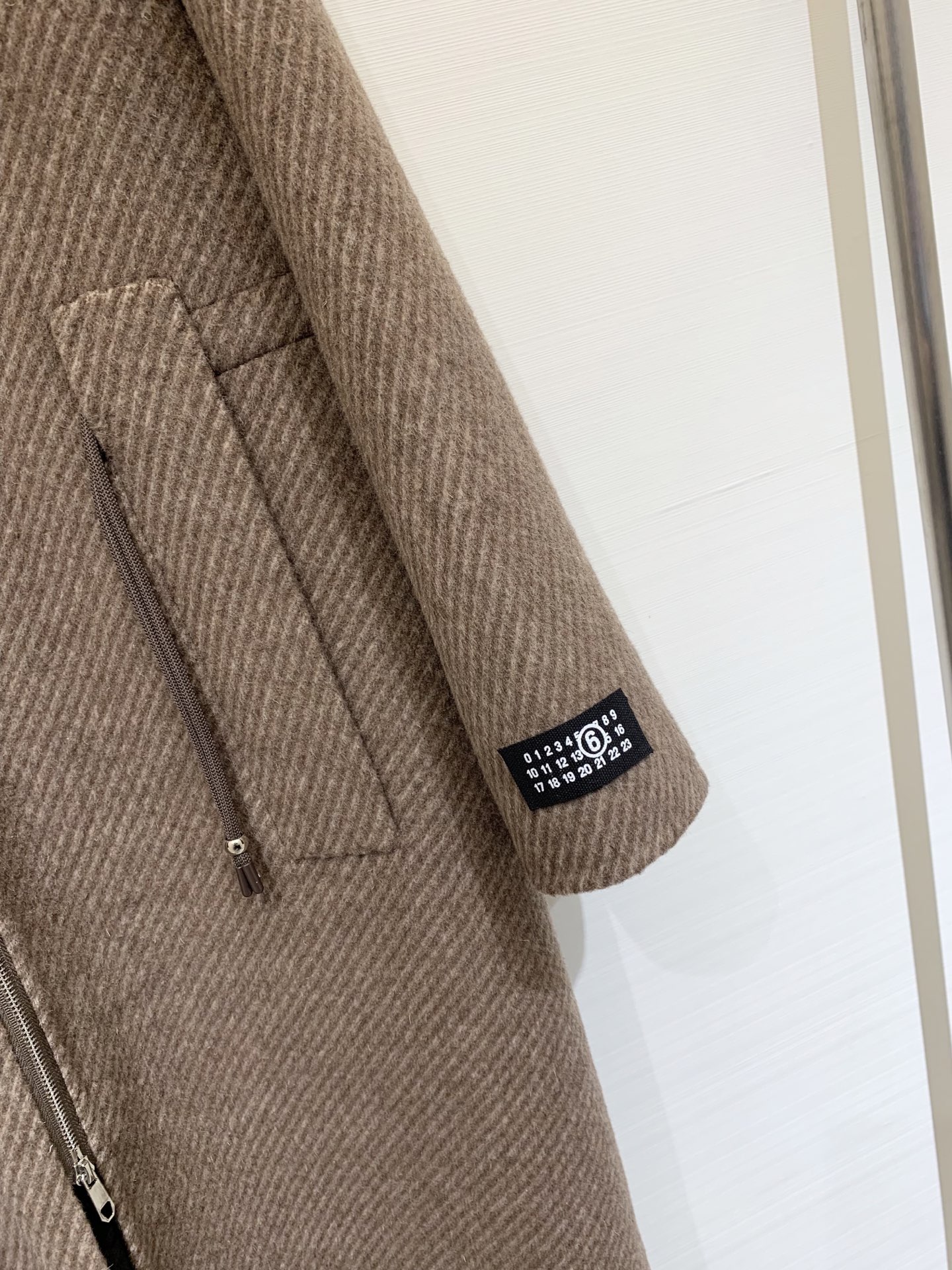 MM6 25秋冬🆕爆款 黑标系列 双色收腰羊绒大衣 10%羊绒的面料 超级丝滑柔软保暖 自带收腰腰绳设计