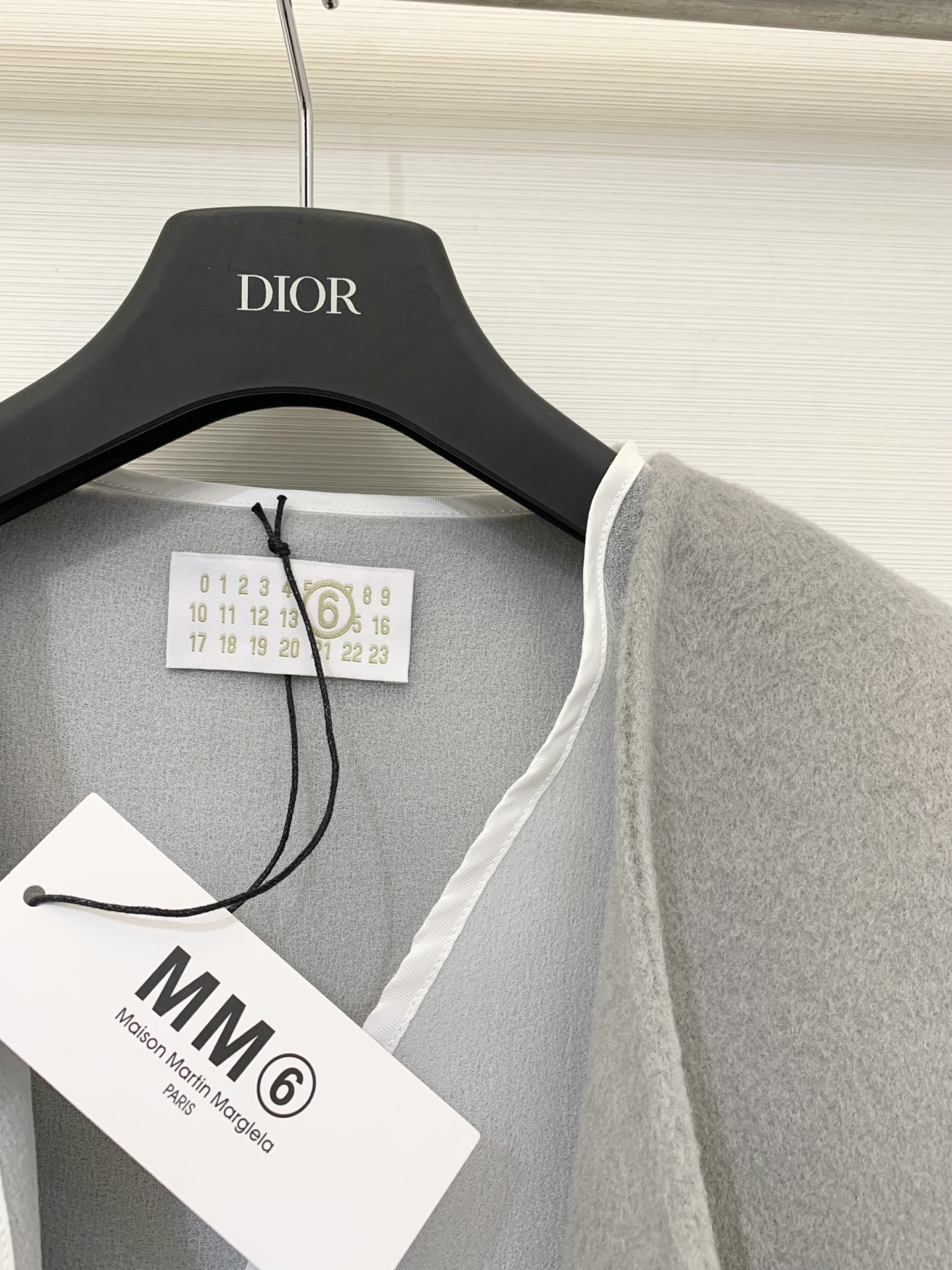 MM6 25秋冬新款 两件套双面羊绒无领外套 10%羊绒面料不用多说 上身保暖又舒适 配仿麻肌理感里衬罩