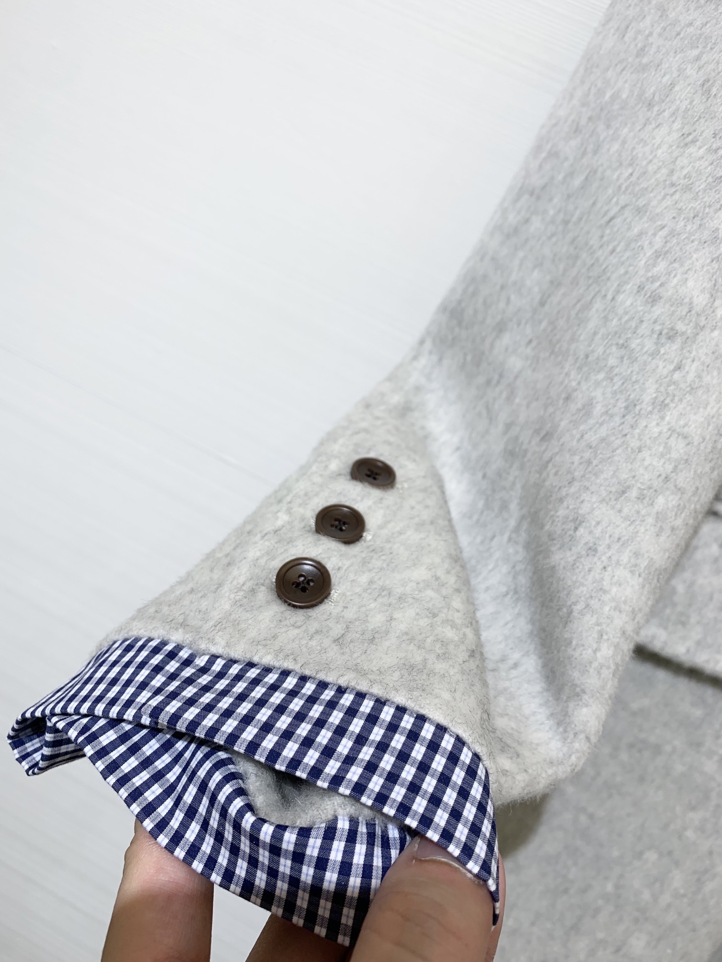 MIUMI* 🖤🤍25秋冬新款 单排一粒扣双面羊绒西服外套 选用10%羊绒90%羊毛混纺面料 经典格纹拼