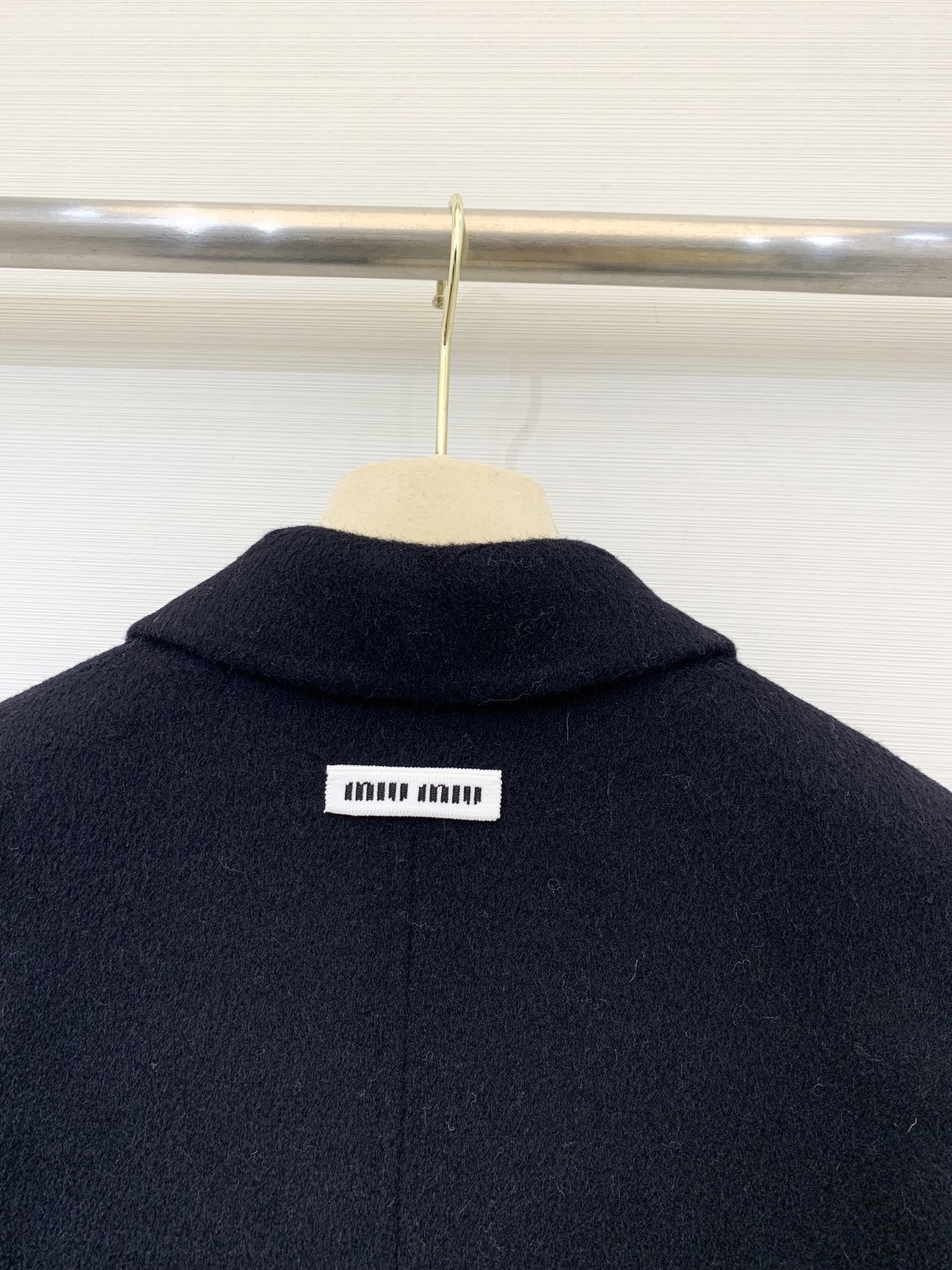 MIUMI* 🖤🤍25秋冬新款 单排一粒扣双面羊绒西服外套 选用10%羊绒90%羊毛混纺面料 经典格纹拼