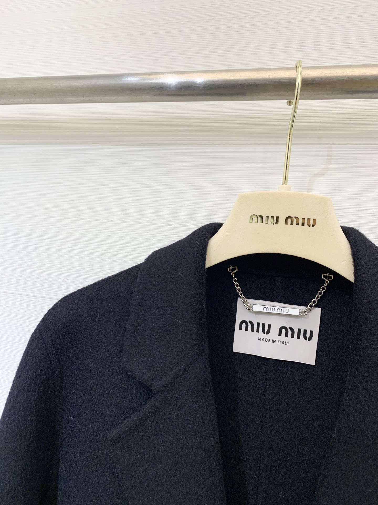 MIUMI* 🖤🤍25秋冬新款 单排一粒扣双面羊绒西服外套 选用10%羊绒90%羊毛混纺面料 经典格纹拼