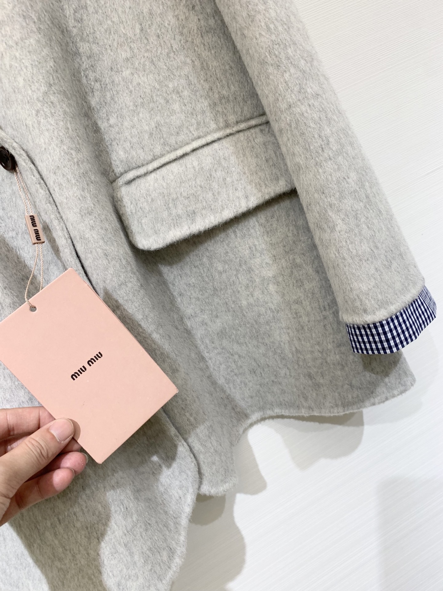 MIUMI* 🖤🤍25秋冬新款 单排一粒扣双面羊绒西服外套 选用10%羊绒90%羊毛混纺面料 经典格纹拼