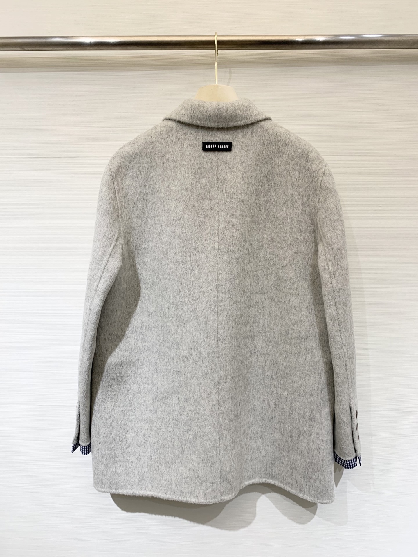 MIUMI* 🖤🤍25秋冬新款 单排一粒扣双面羊绒西服外套 选用10%羊绒90%羊毛混纺面料 经典格纹拼