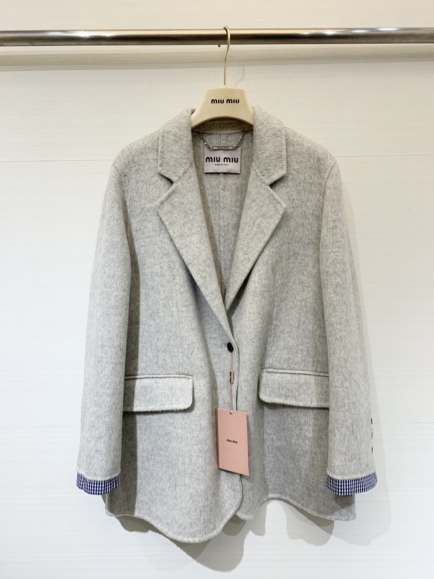 MIUMI* 🖤🤍25秋冬新款 单排一粒扣双面羊绒西服外套 选用10%羊绒90%羊毛混纺面料 经典格纹拼