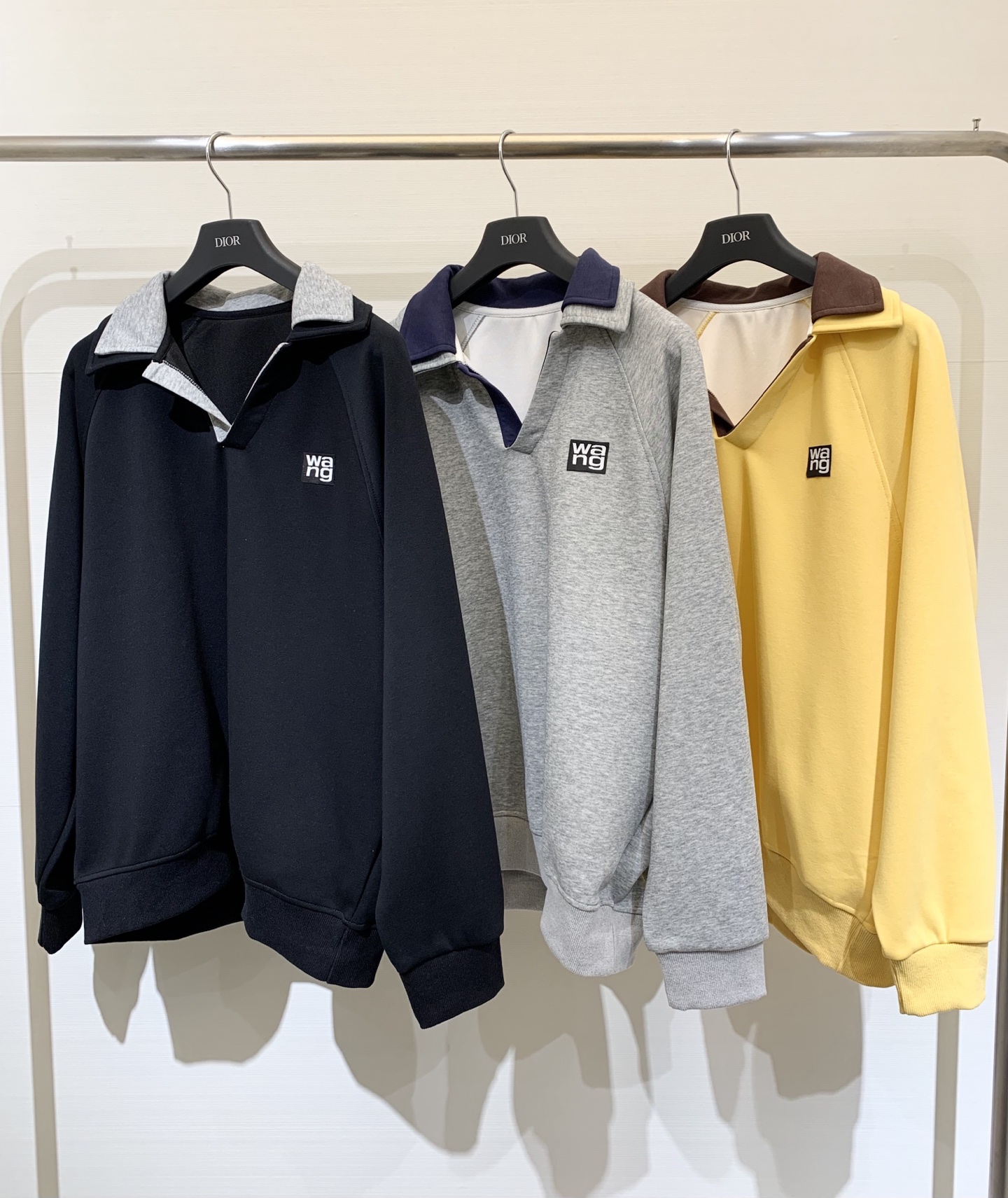 Alexanderwang 25早秋新款 设计感撞色双Polo领卫衣 半拉领状态形成自然褶皱增添层次感 