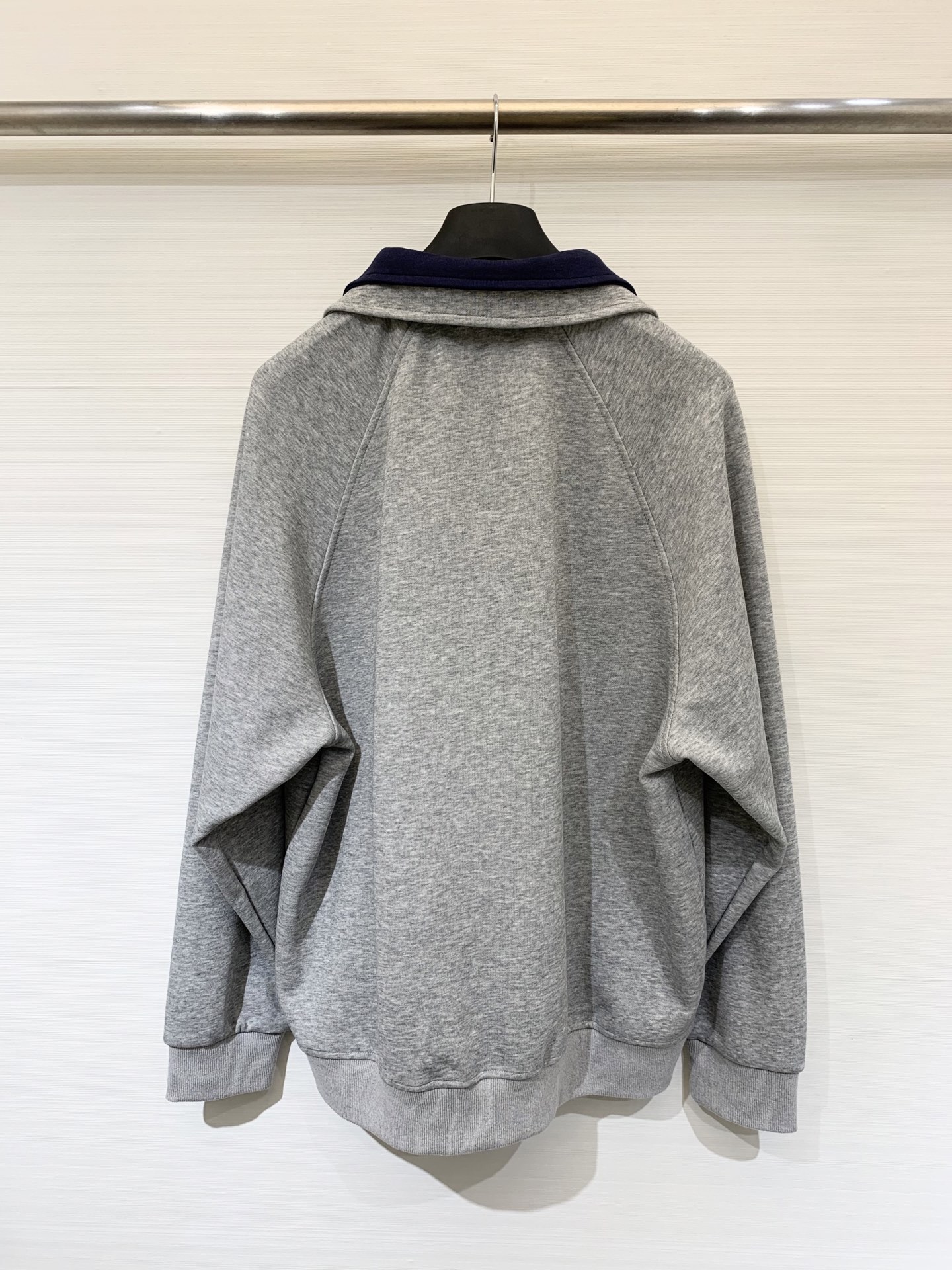 Alexanderwang 25早秋新款 设计感撞色双Polo领卫衣 半拉领状态形成自然褶皱增添层次感 