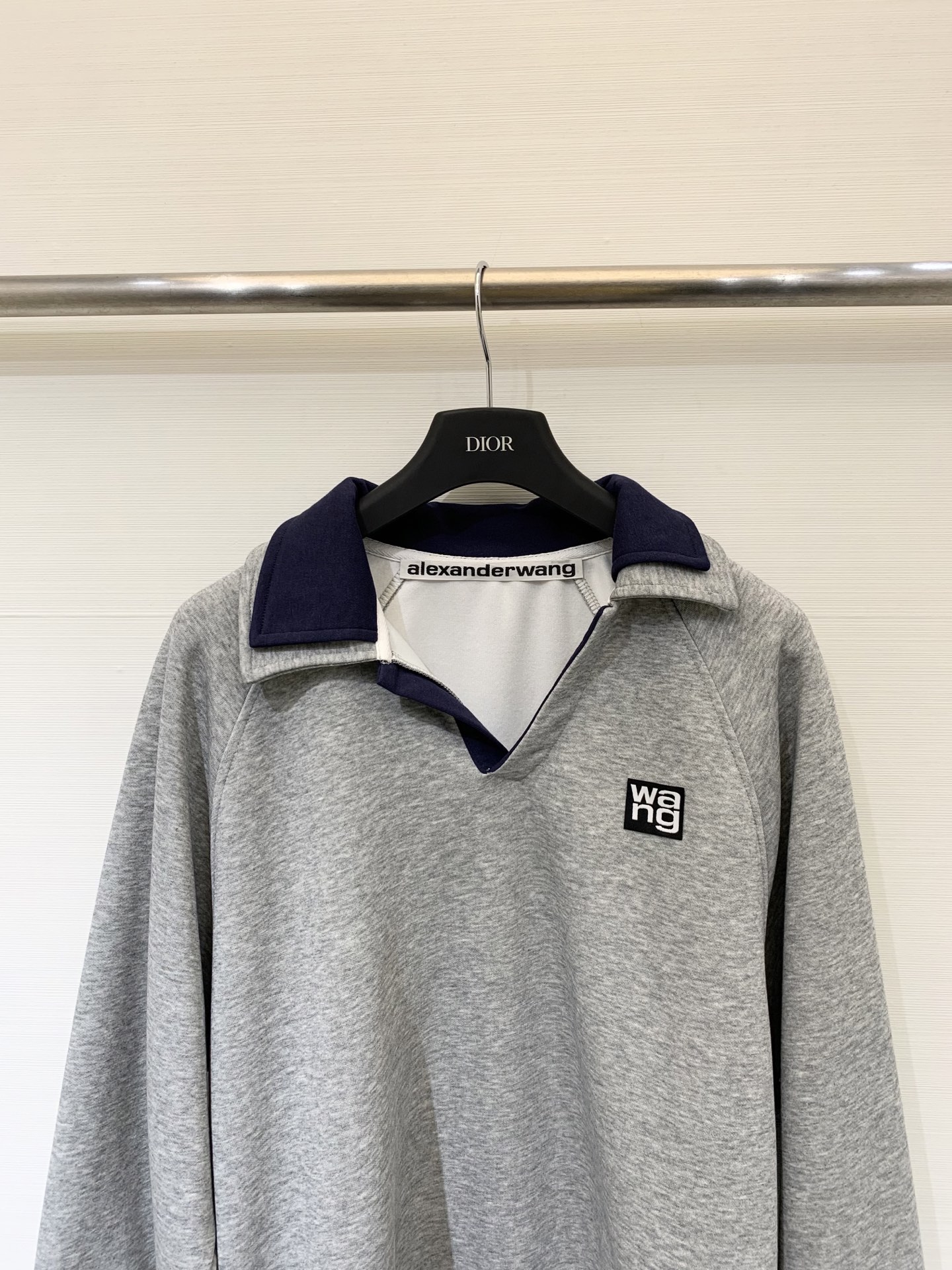 Alexanderwang 25早秋新款 设计感撞色双Polo领卫衣 半拉领状态形成自然褶皱增添层次感 