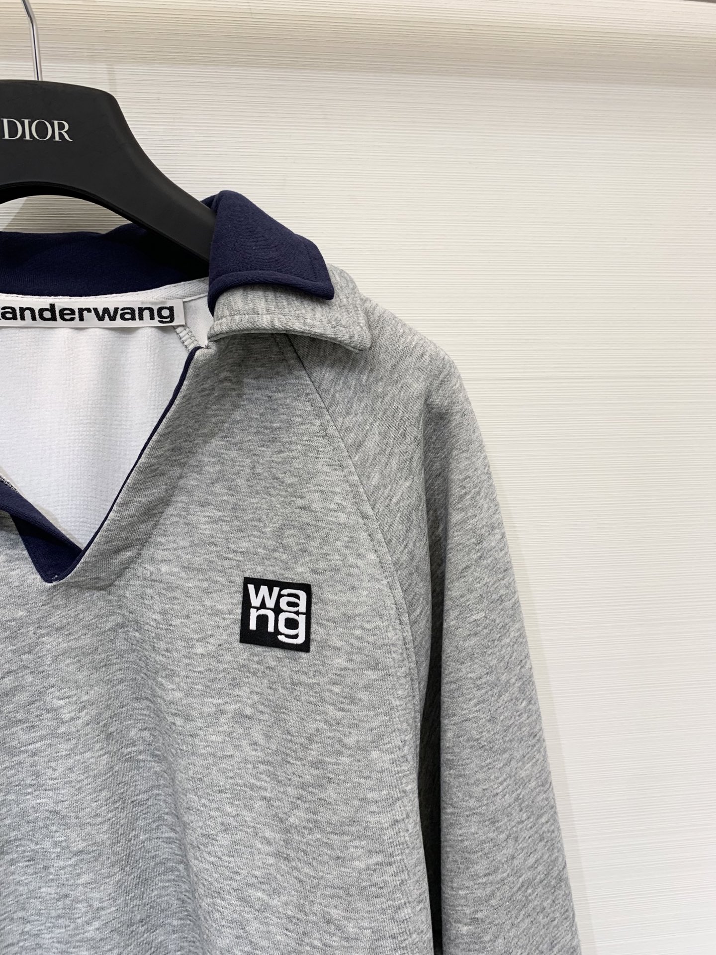 Alexanderwang 25早秋新款 设计感撞色双Polo领卫衣 半拉领状态形成自然褶皱增添层次感 