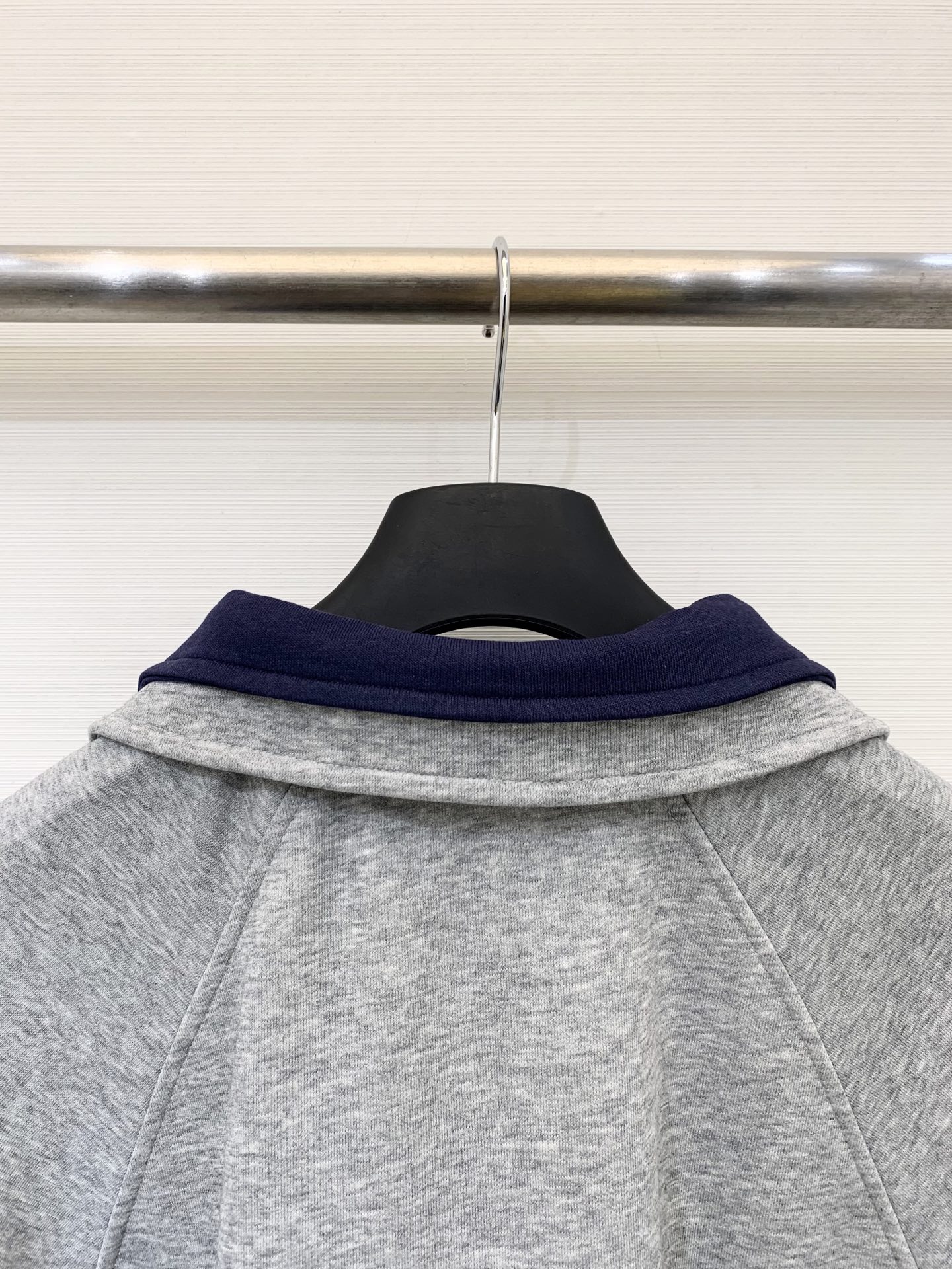 Alexanderwang 25早秋新款 设计感撞色双Polo领卫衣 半拉领状态形成自然褶皱增添层次感 