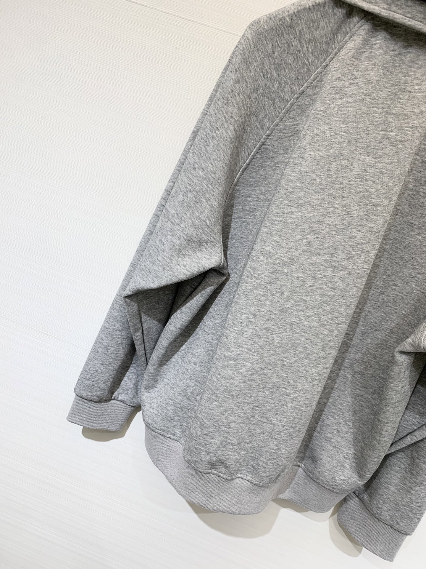 Alexanderwang 25早秋新款 设计感撞色双Polo领卫衣 半拉领状态形成自然褶皱增添层次感 