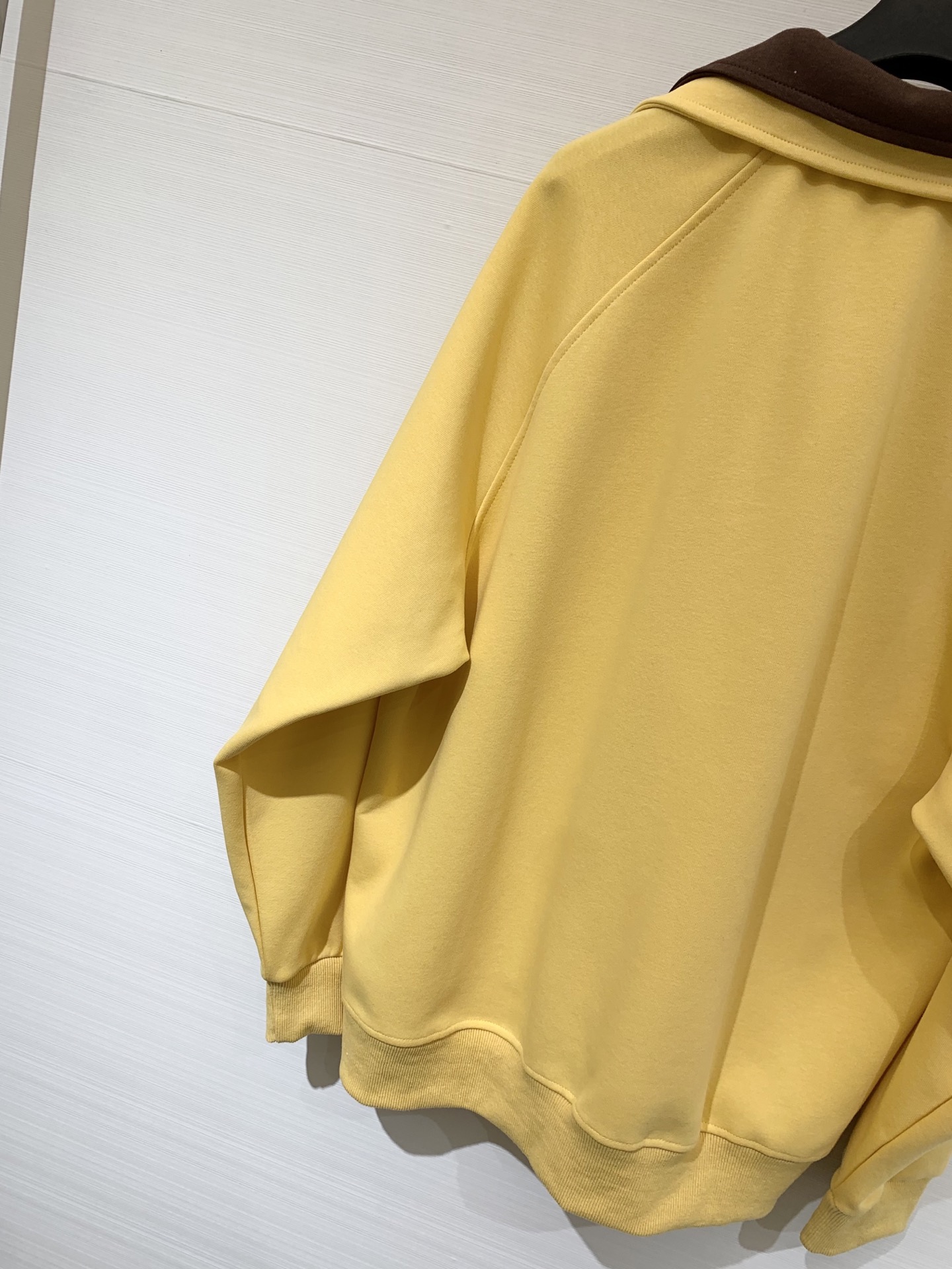 Alexanderwang 25早秋新款 设计感撞色双Polo领卫衣 半拉领状态形成自然褶皱增添层次感 