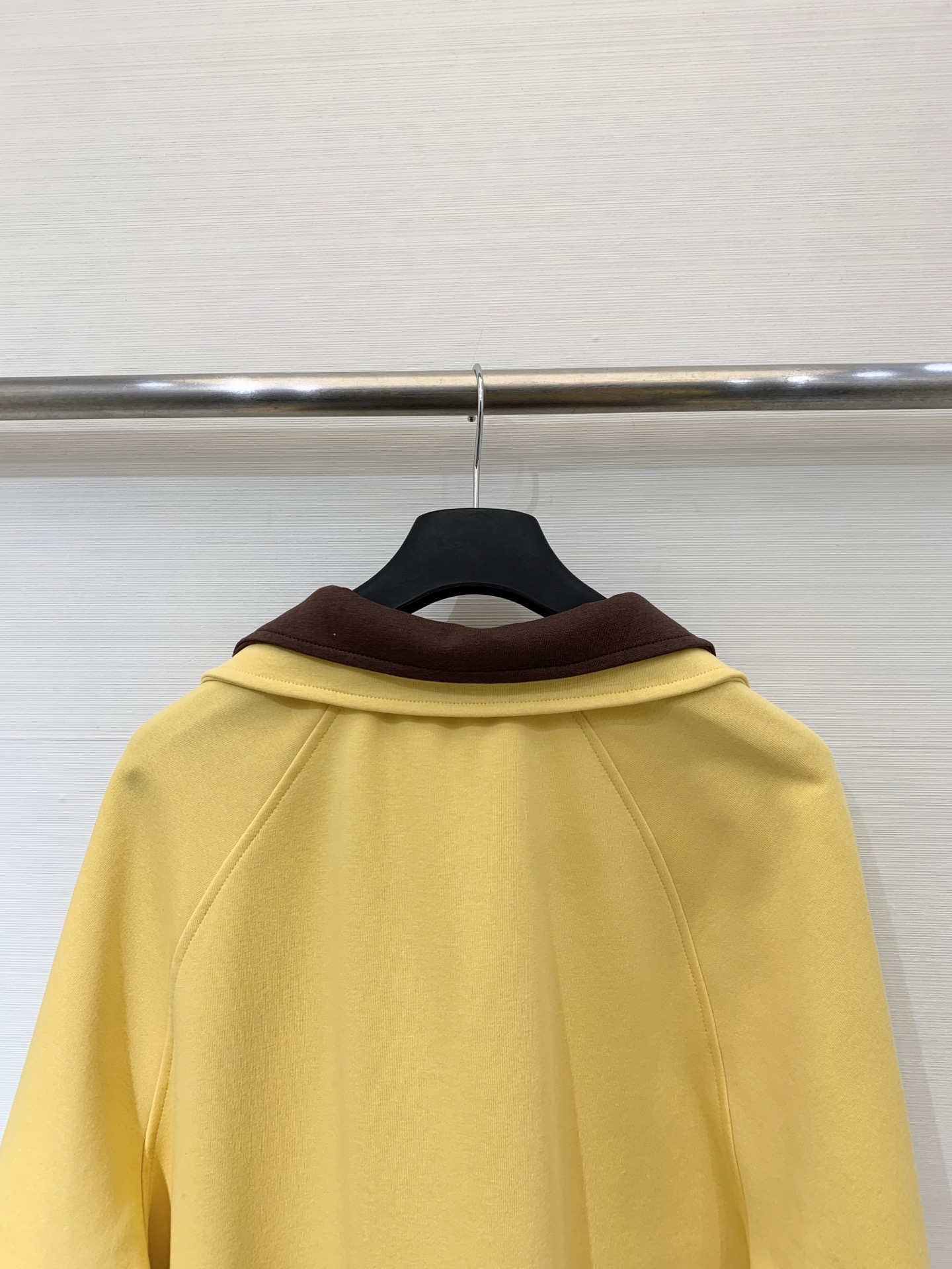 Alexanderwang 25早秋新款 设计感撞色双Polo领卫衣 半拉领状态形成自然褶皱增添层次感 