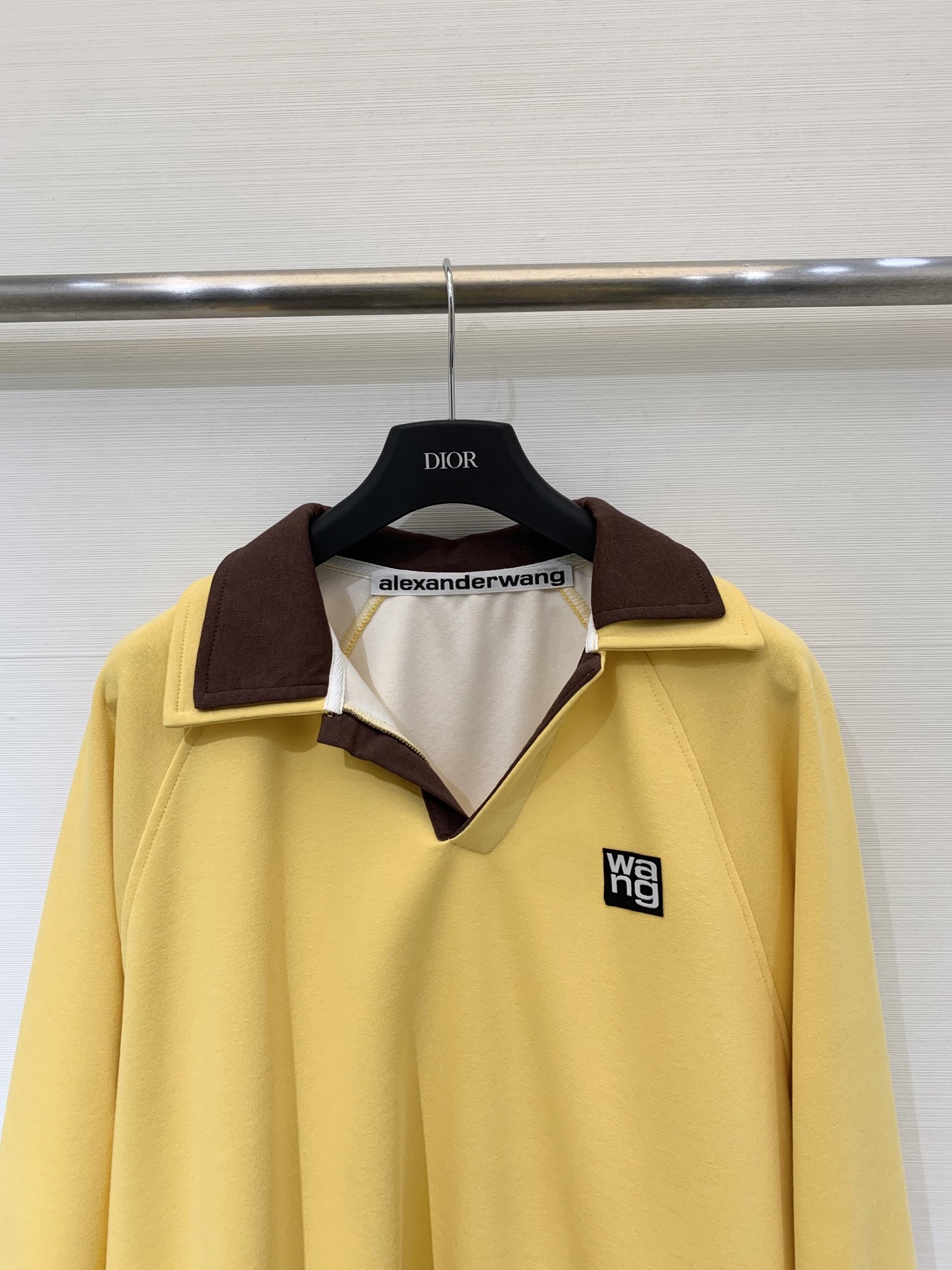 Alexanderwang 25早秋新款 设计感撞色双Polo领卫衣 半拉领状态形成自然褶皱增添层次感 