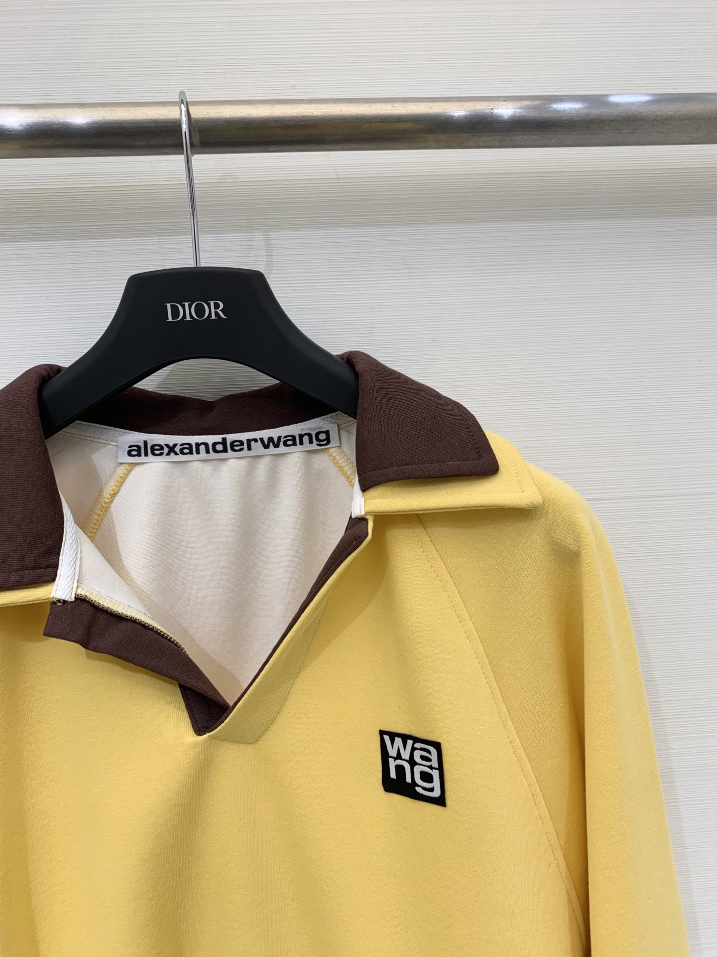 Alexanderwang 25早秋新款 设计感撞色双Polo领卫衣 半拉领状态形成自然褶皱增添层次感 