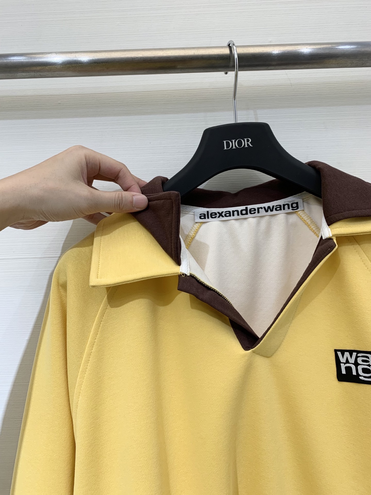 Alexanderwang 25早秋新款 设计感撞色双Polo领卫衣 半拉领状态形成自然褶皱增添层次感 