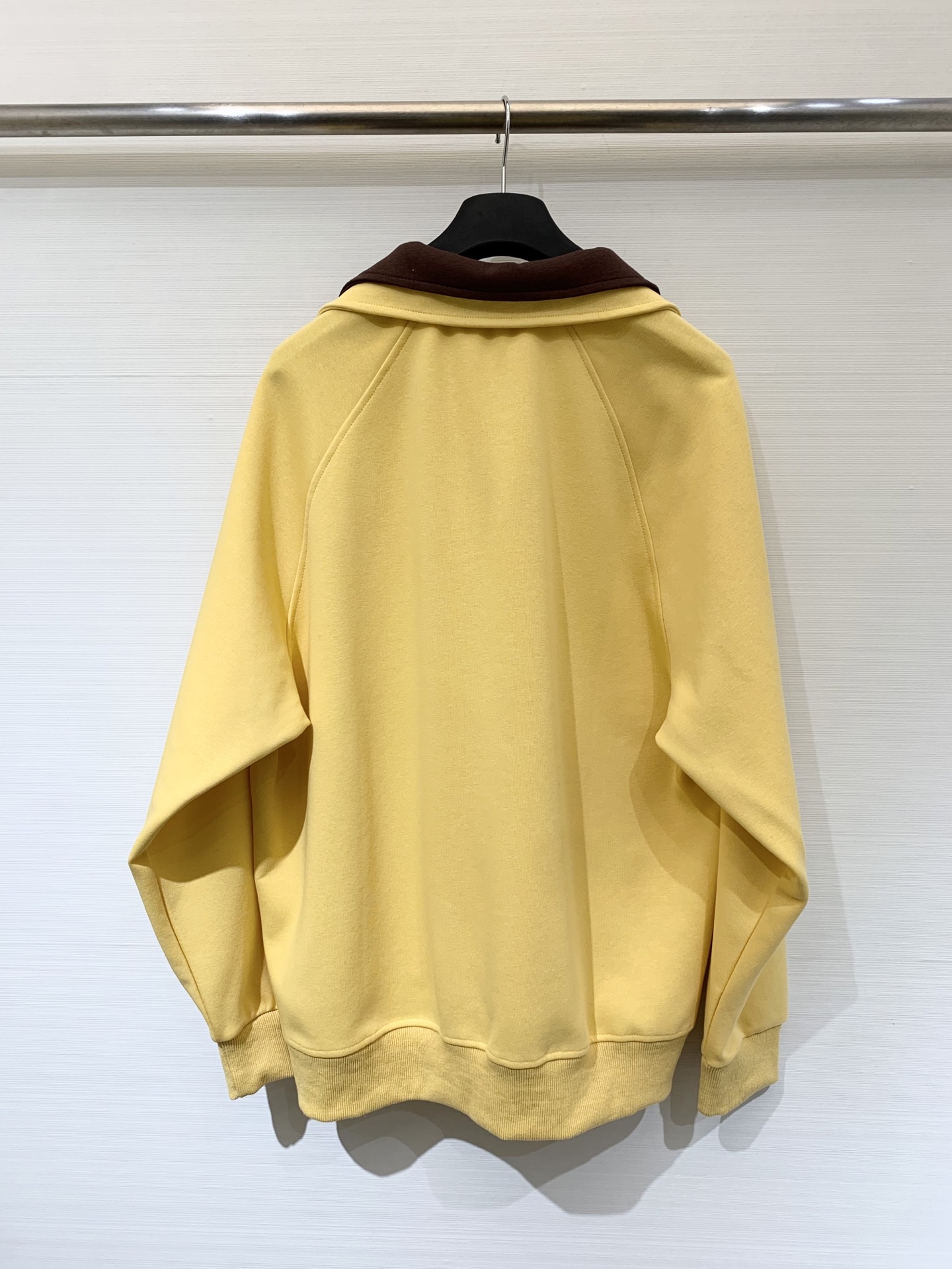 Alexanderwang 25早秋新款 设计感撞色双Polo领卫衣 半拉领状态形成自然褶皱增添层次感 