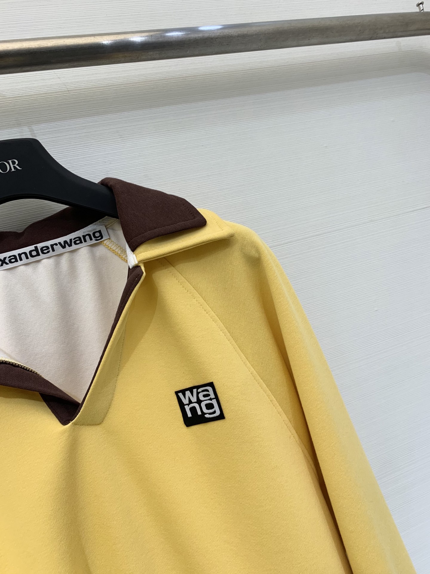 Alexanderwang 25早秋新款 设计感撞色双Polo领卫衣 半拉领状态形成自然褶皱增添层次感 