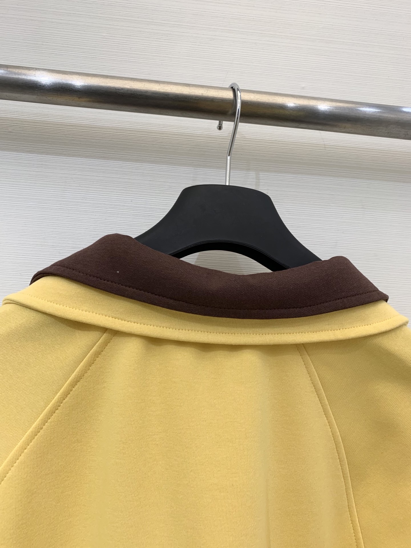 Alexanderwang 25早秋新款 设计感撞色双Polo领卫衣 半拉领状态形成自然褶皱增添层次感 