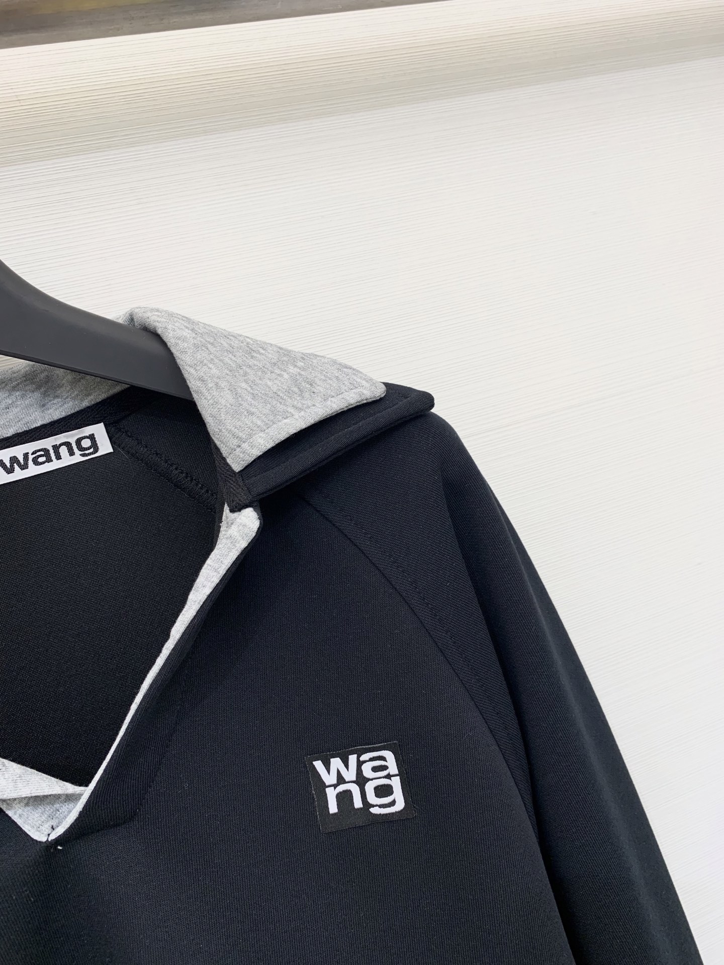 Alexanderwang 25早秋新款 设计感撞色双Polo领卫衣 半拉领状态形成自然褶皱增添层次感 