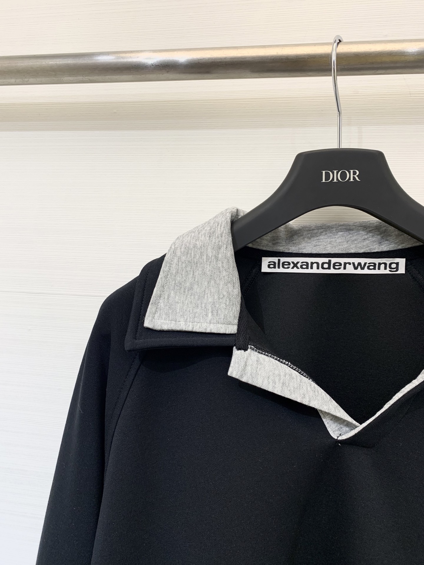Alexanderwang 25早秋新款 设计感撞色双Polo领卫衣 半拉领状态形成自然褶皱增添层次感 