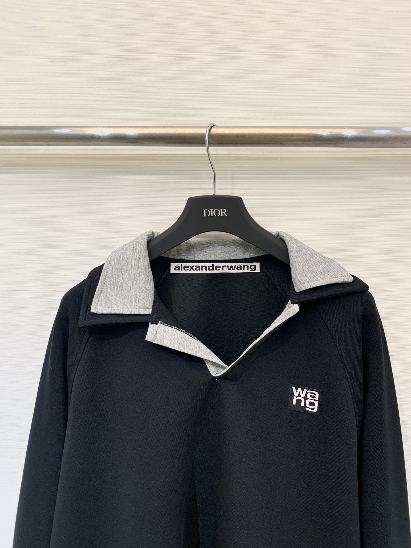 Alexanderwang 25早秋新款 设计感撞色双Polo领卫衣 半拉领状态形成自然褶皱增添层次感 