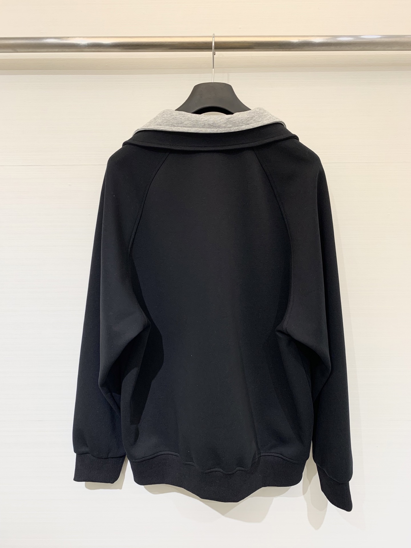 Alexanderwang 25早秋新款 设计感撞色双Polo领卫衣 半拉领状态形成自然褶皱增添层次感 