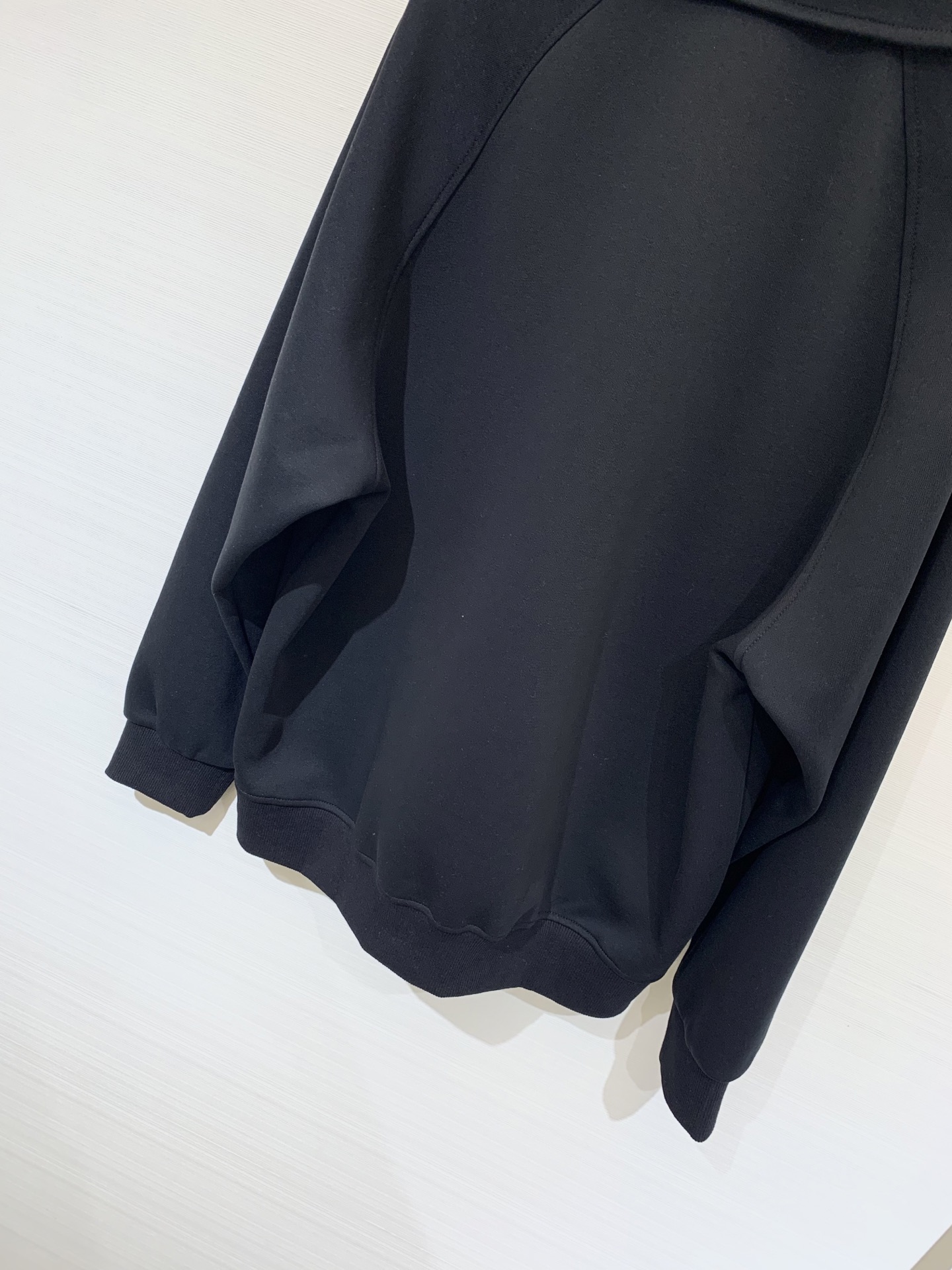 Alexanderwang 25早秋新款 设计感撞色双Polo领卫衣 半拉领状态形成自然褶皱增添层次感 