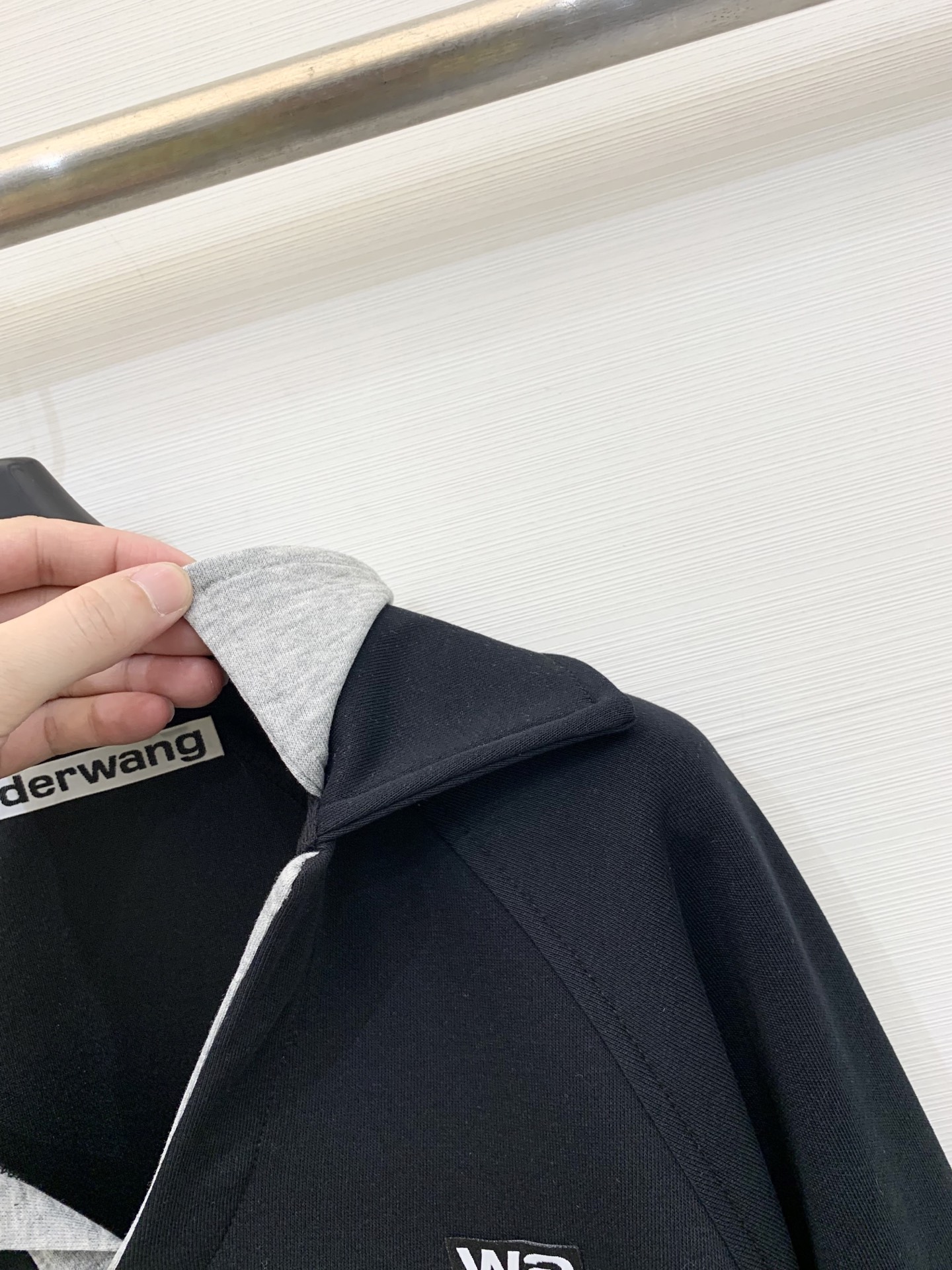 Alexanderwang 25早秋新款 设计感撞色双Polo领卫衣 半拉领状态形成自然褶皱增添层次感 