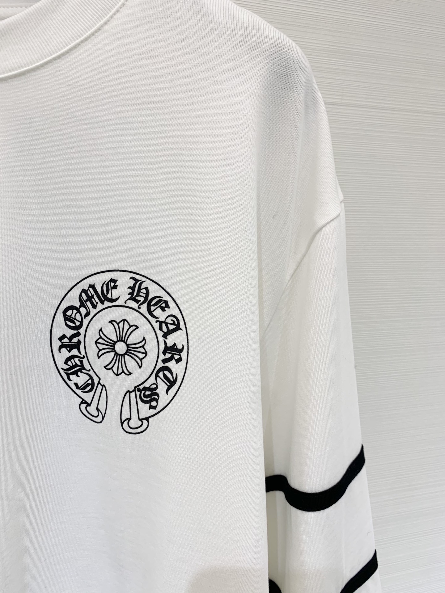 CH克罗心 25早秋新款 印花打底长袖T恤 手袖采用了双螺纹工艺 梵文和33号印花非常显眼 配色休闲 宽